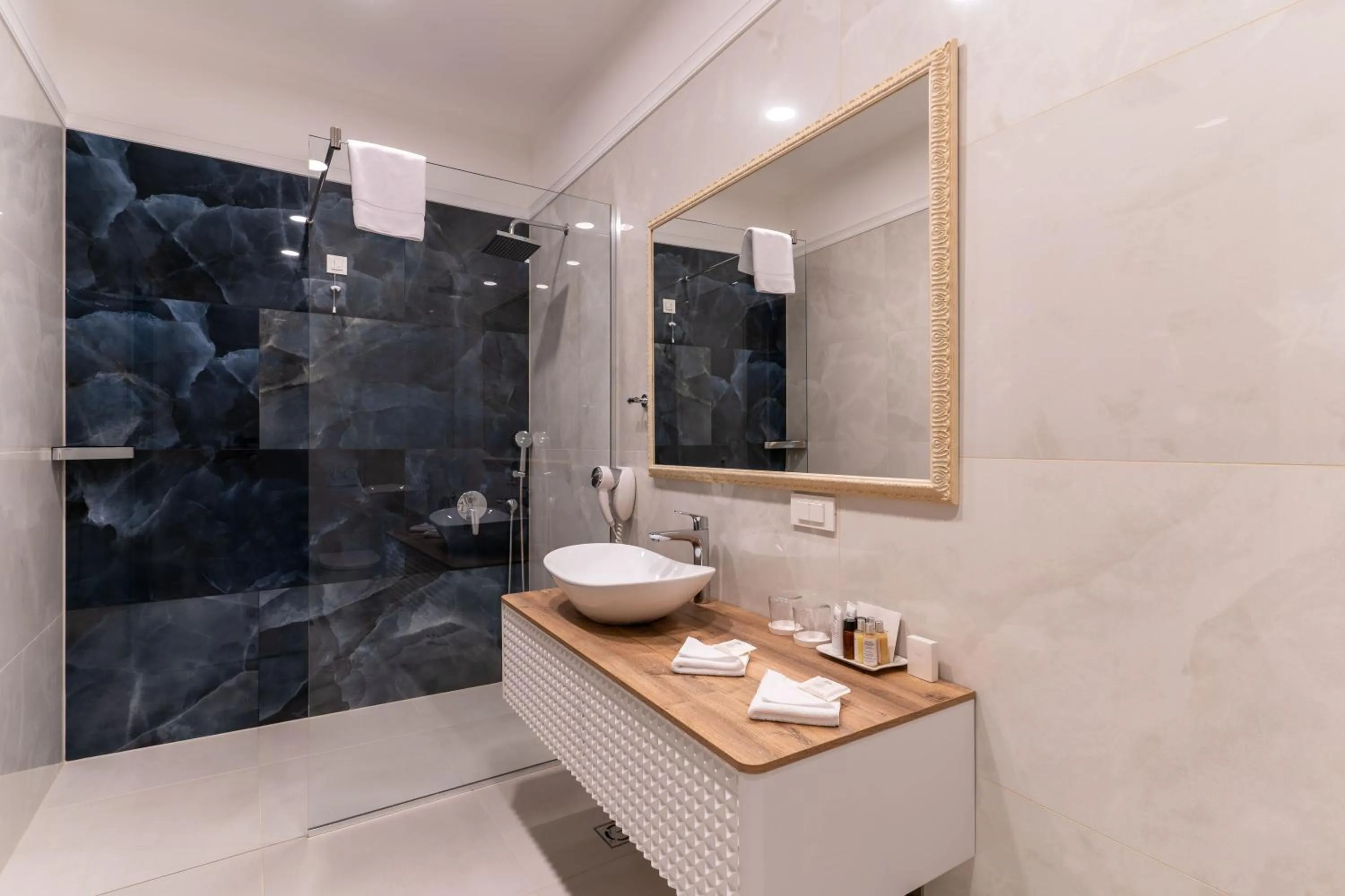 Shower in Heritage hotel Santa Lucia