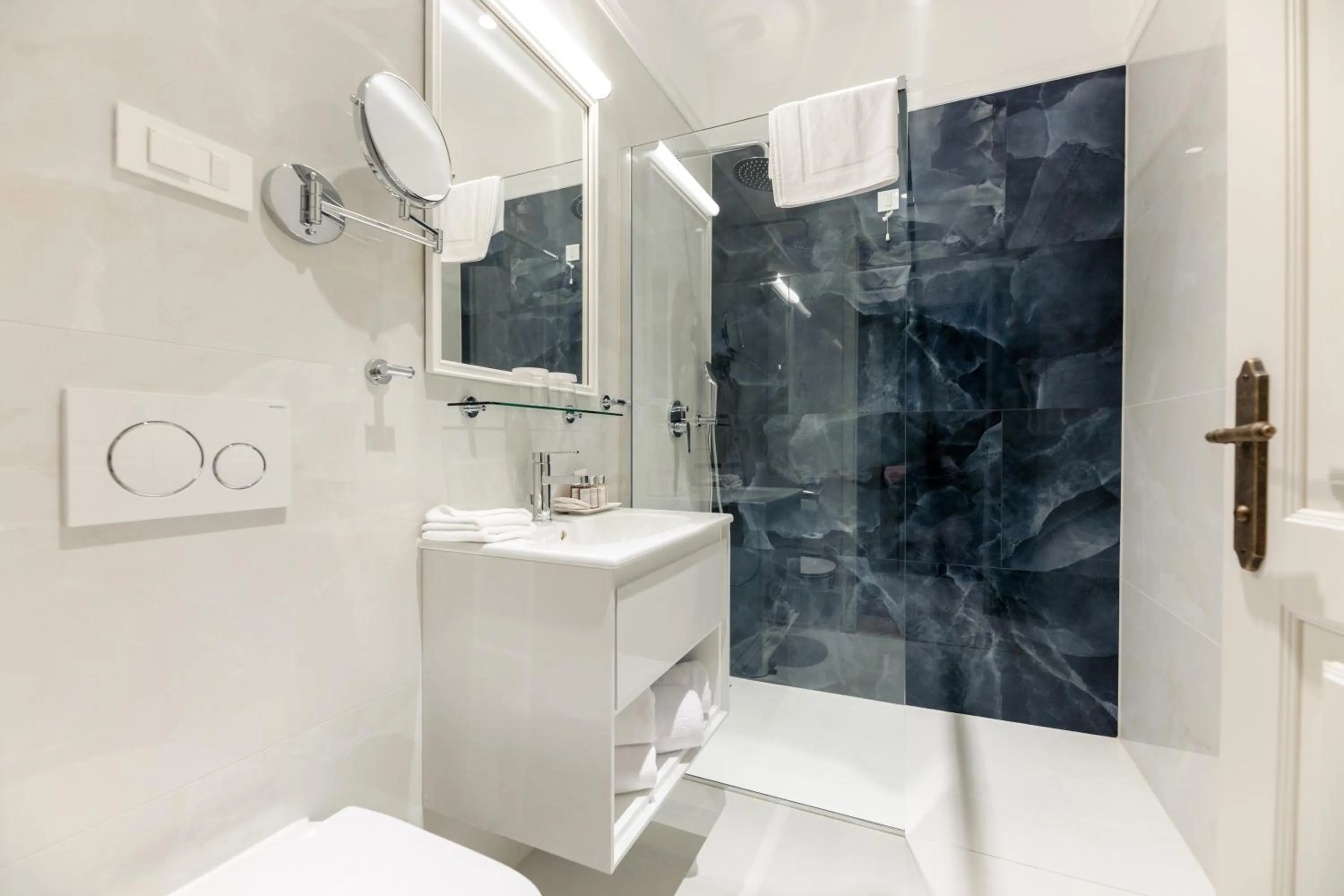 Shower in Heritage hotel Santa Lucia