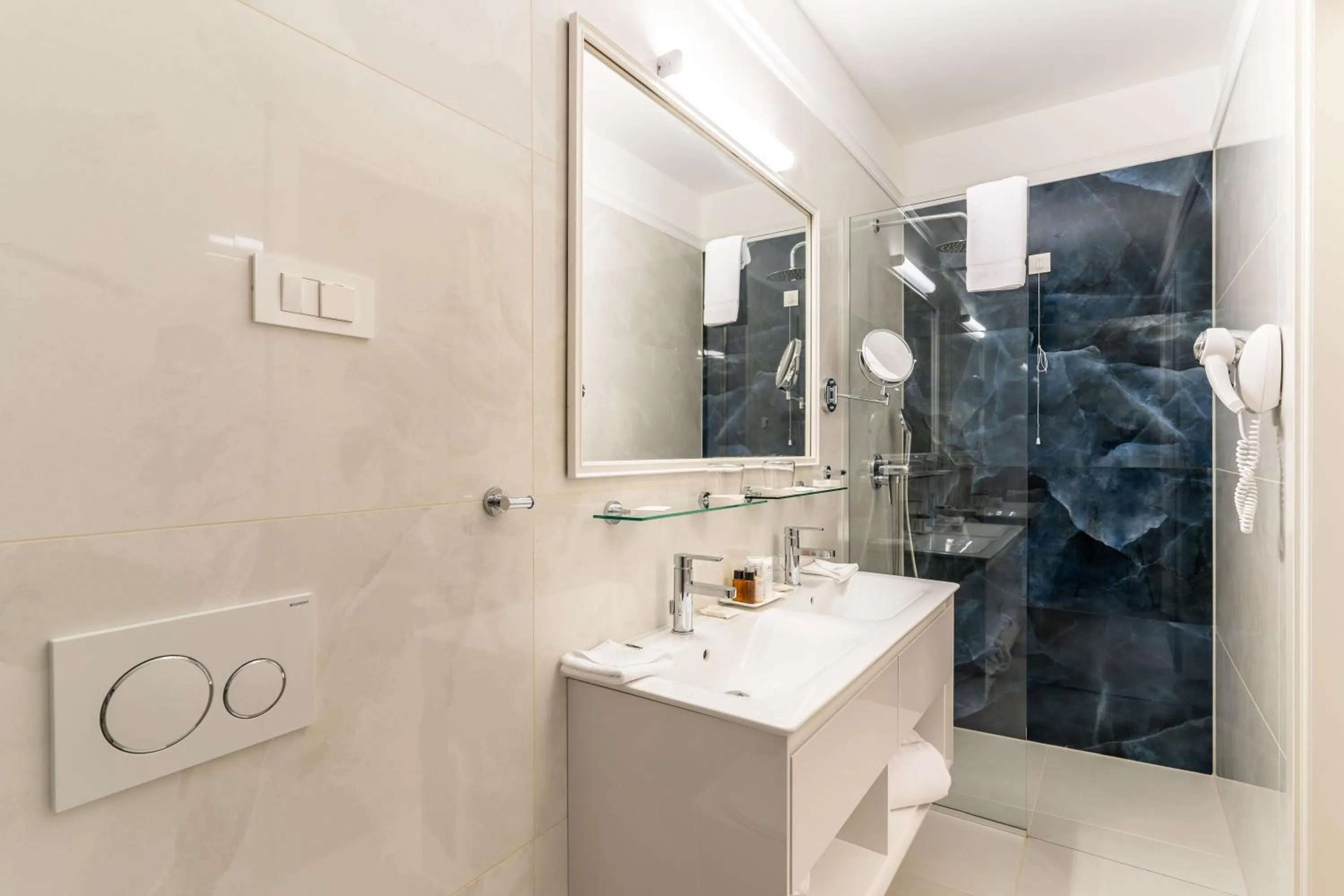 Shower in Heritage hotel Santa Lucia