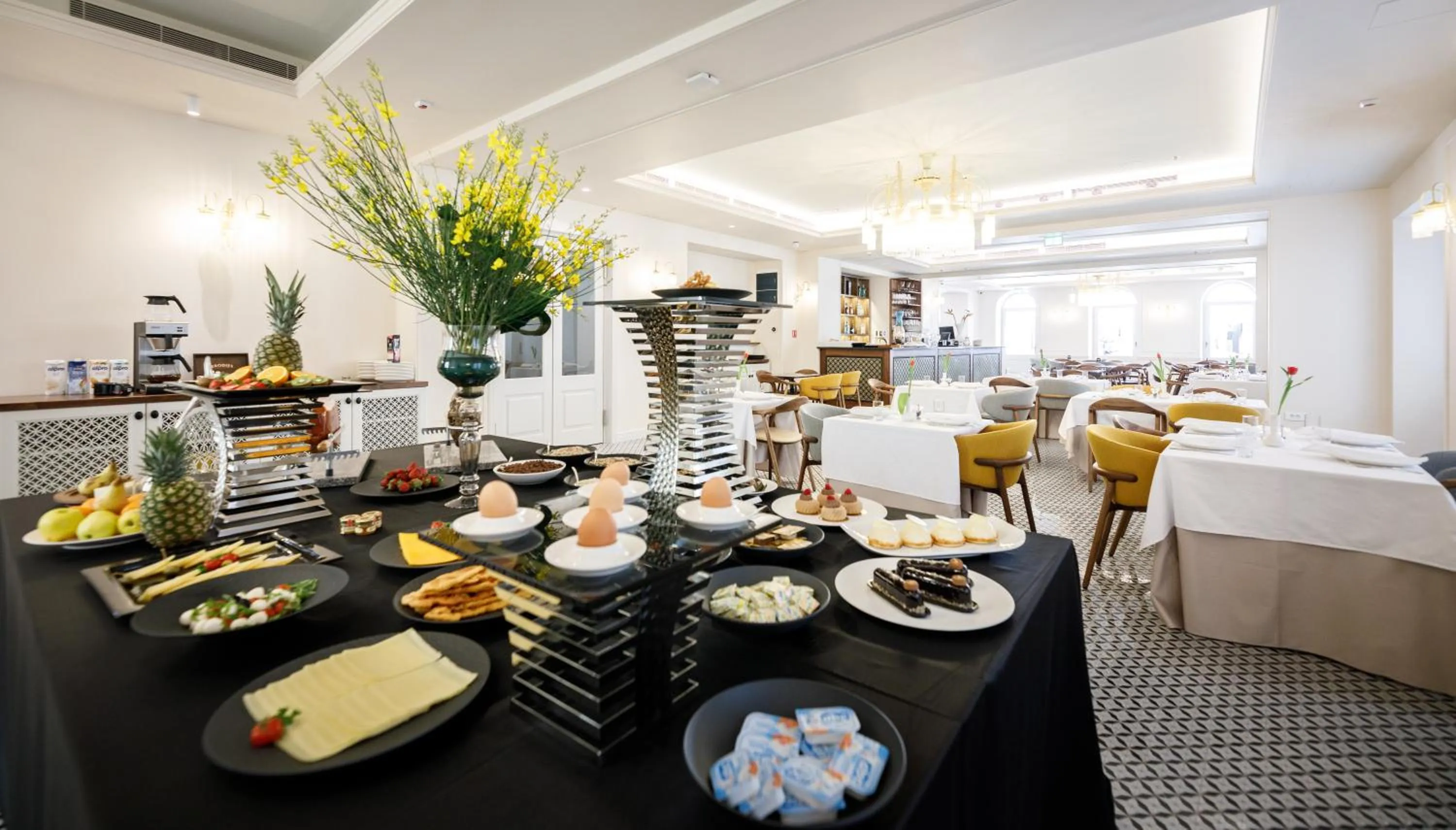 Restaurant/places to eat in Heritage hotel Santa Lucia