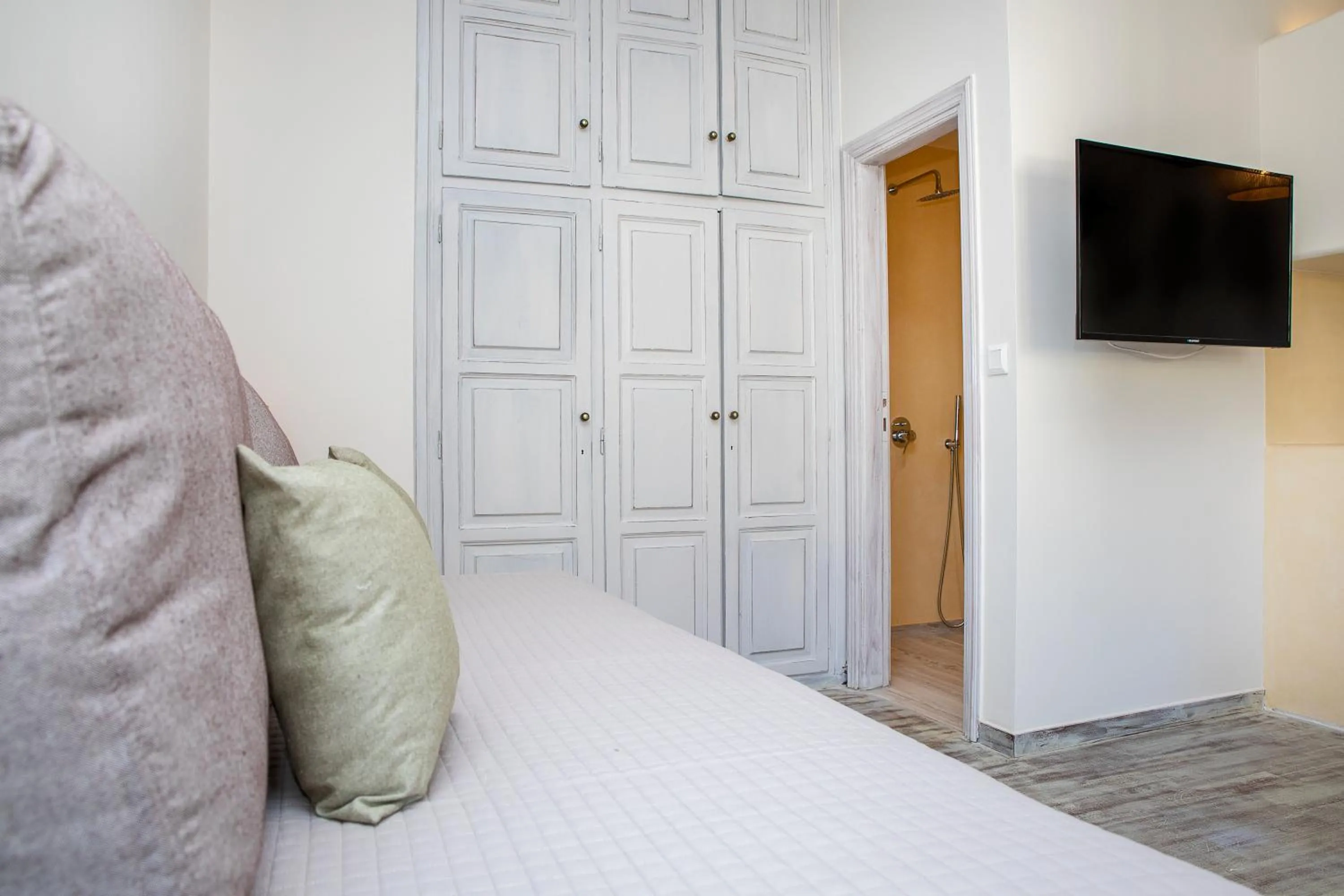 Shower, Bed in Crystal Dreams