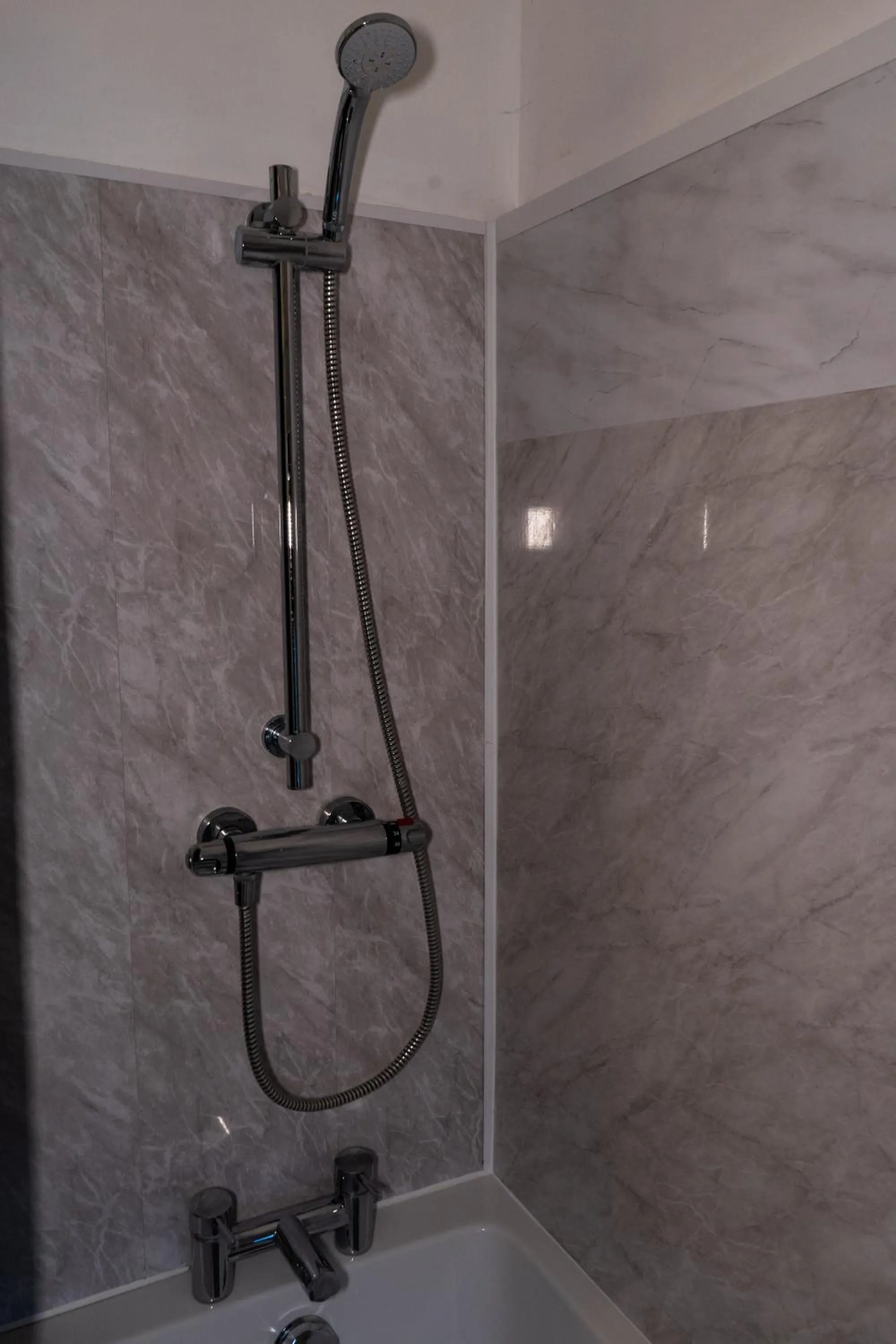 Bathroom in The lodge at Carlton tavern free parking