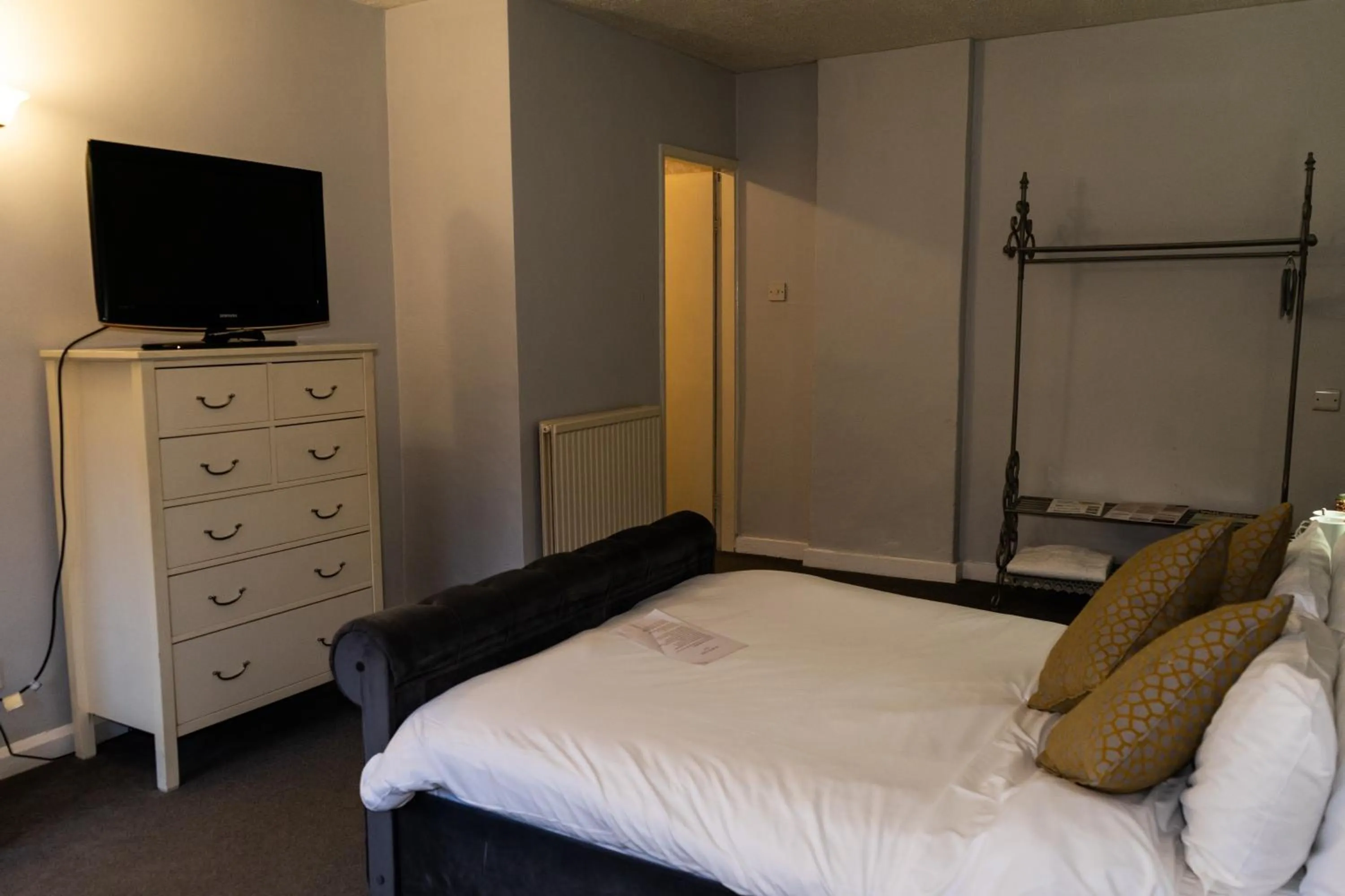 Bedroom, Bed in The lodge at Carlton tavern free parking