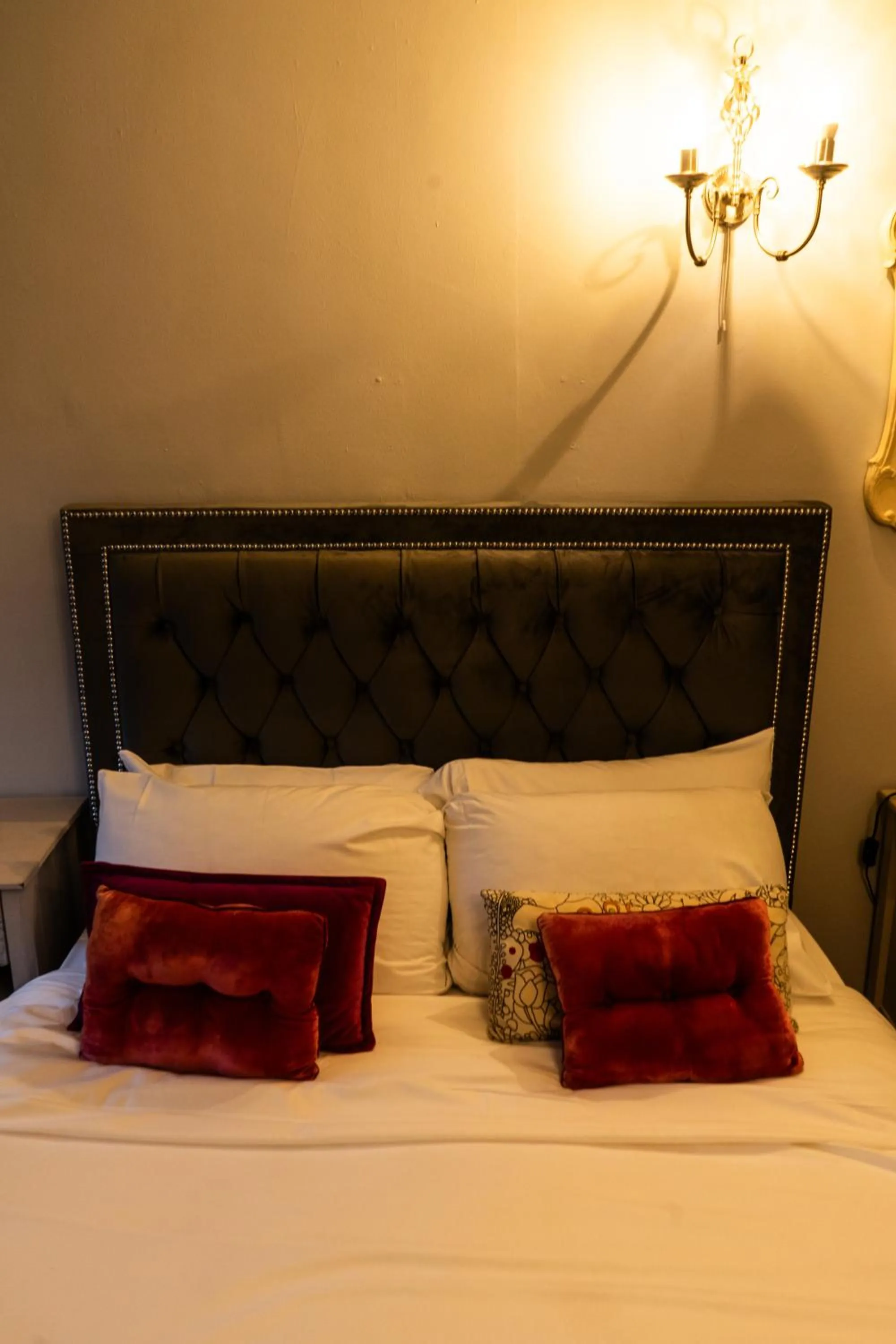 Bedroom, Bed in The lodge at Carlton tavern free parking