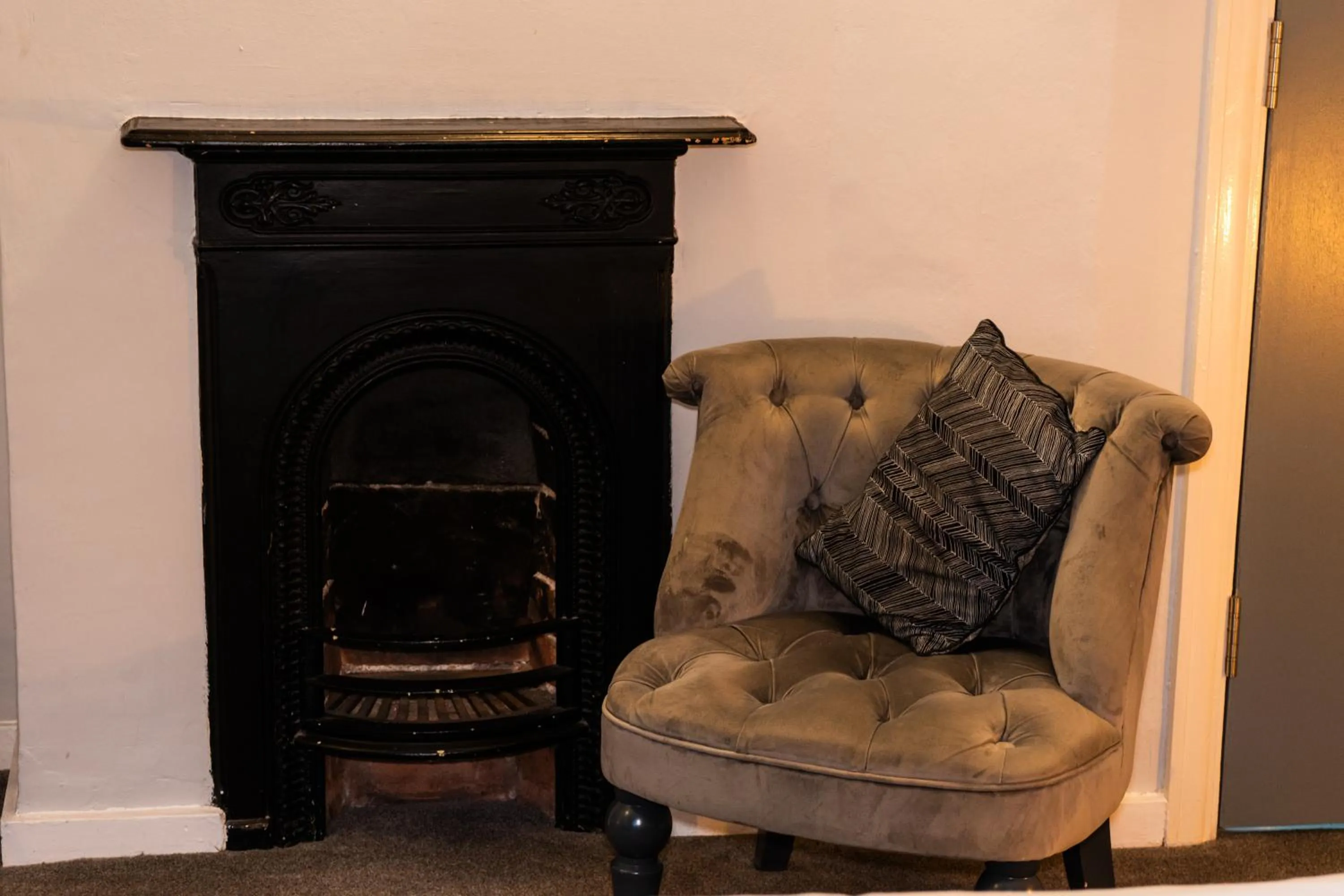 Seating area in The lodge at Carlton tavern free parking