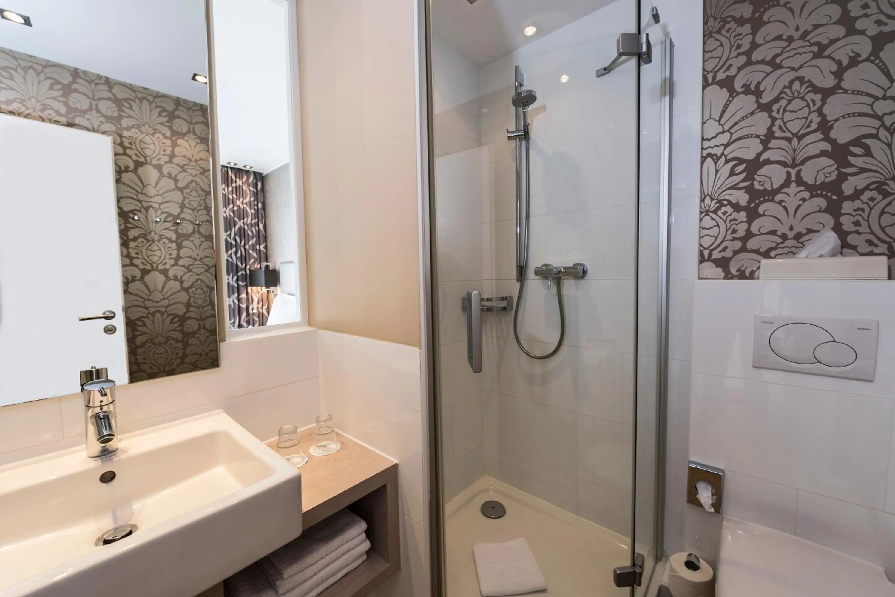 Bathroom in SANDglow