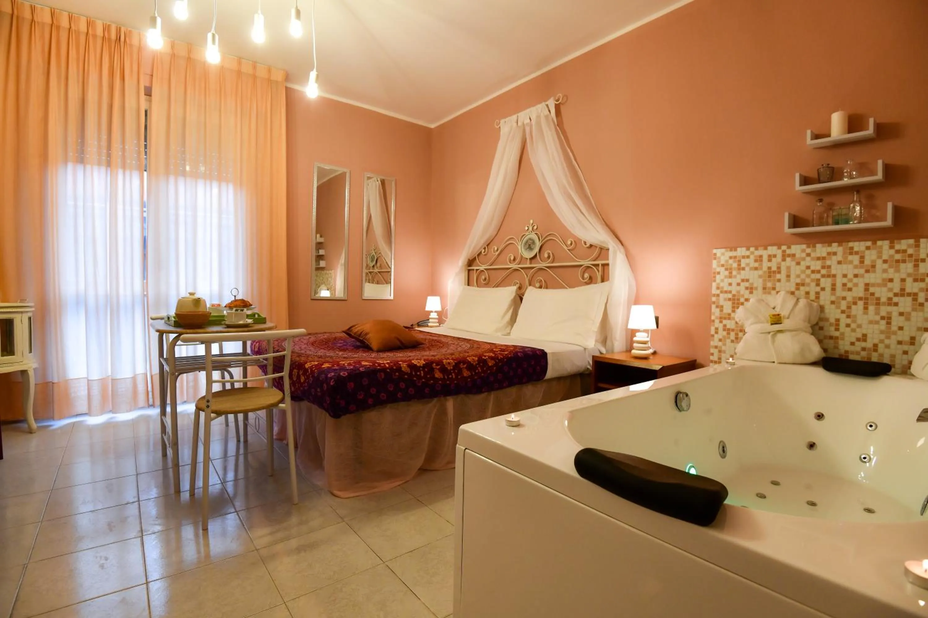 Hot Tub, Bed in Hotel Riva Etrusca