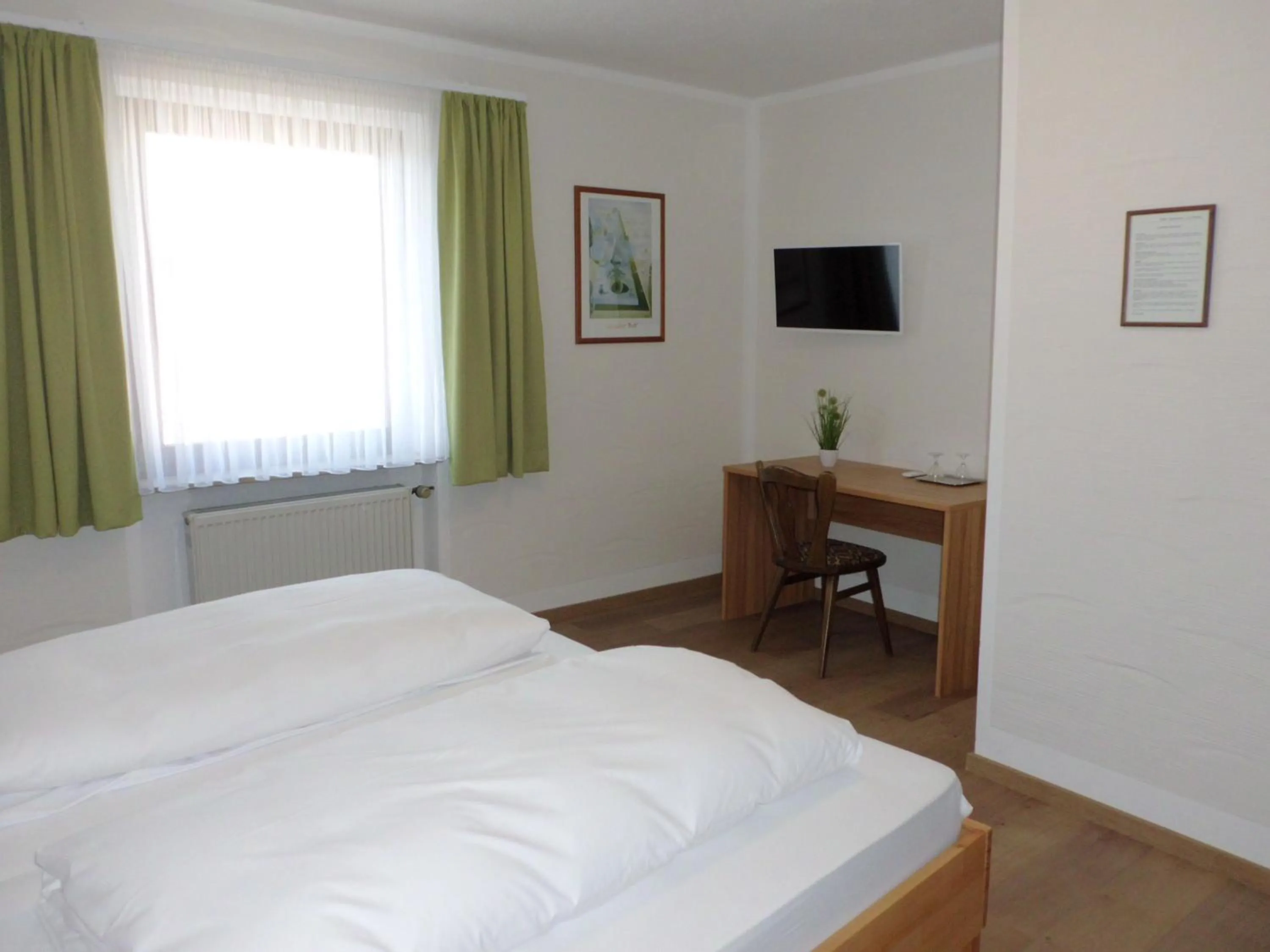 Photo of the whole room, Bed in Hotel Restaurant Zur Pfanne