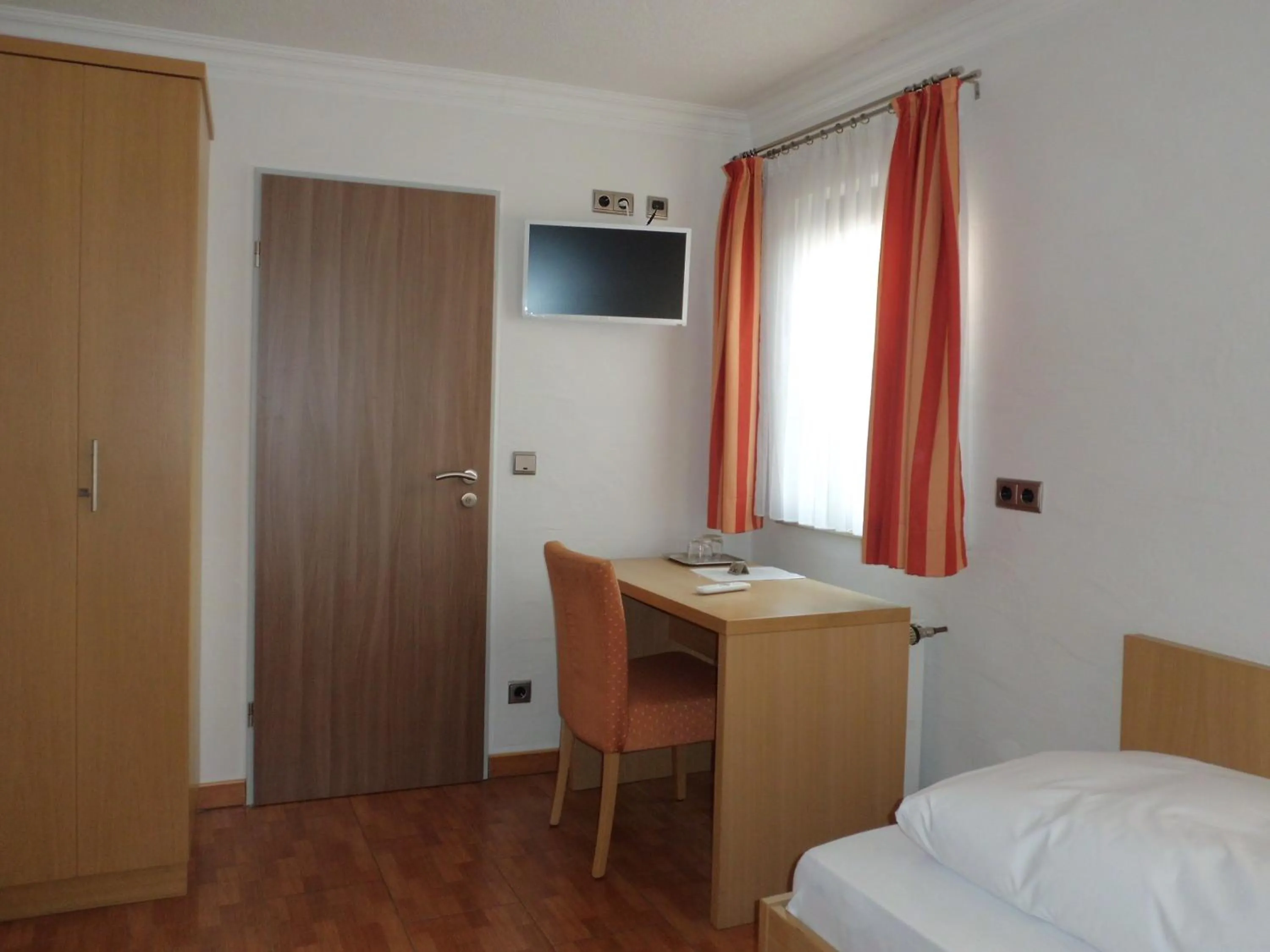 Photo of the whole room, Bed in Hotel Restaurant Zur Pfanne