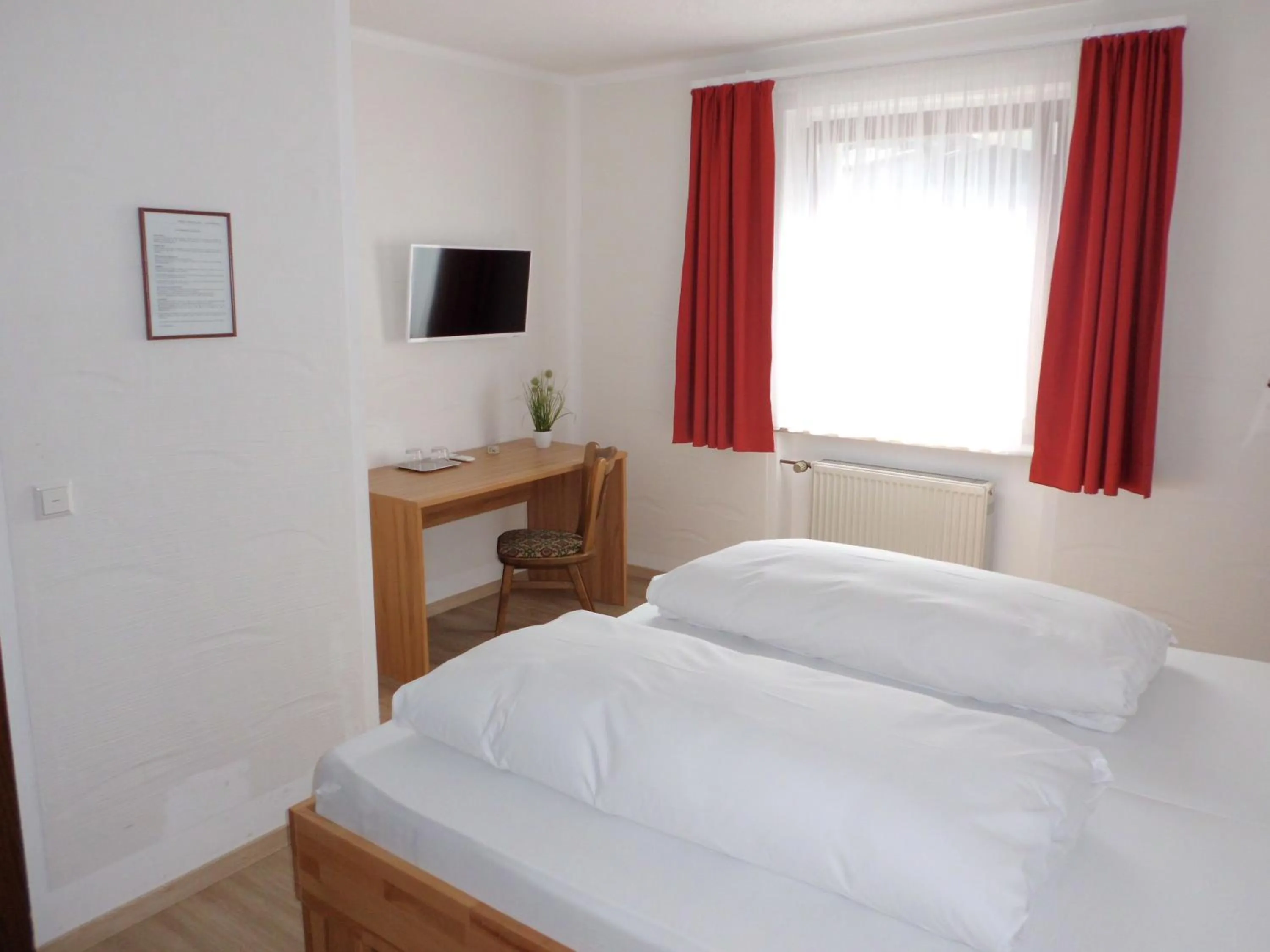 Photo of the whole room, Bed in Hotel Restaurant Zur Pfanne