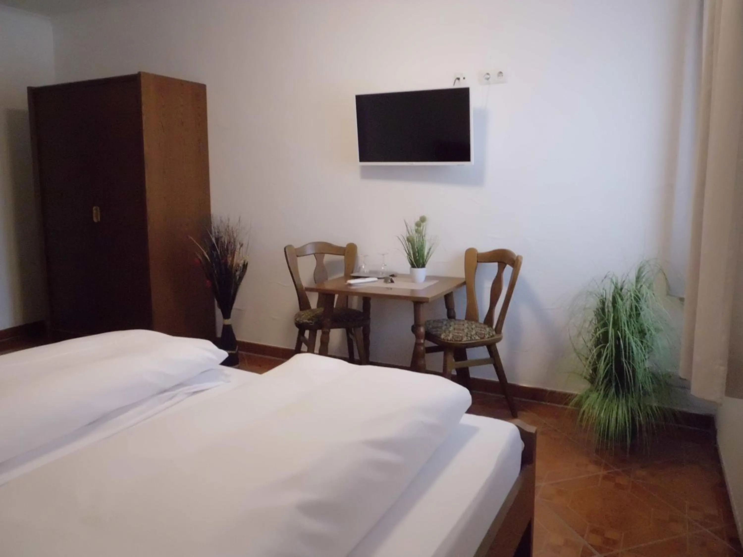 Photo of the whole room, Bed in Hotel Restaurant Zur Pfanne