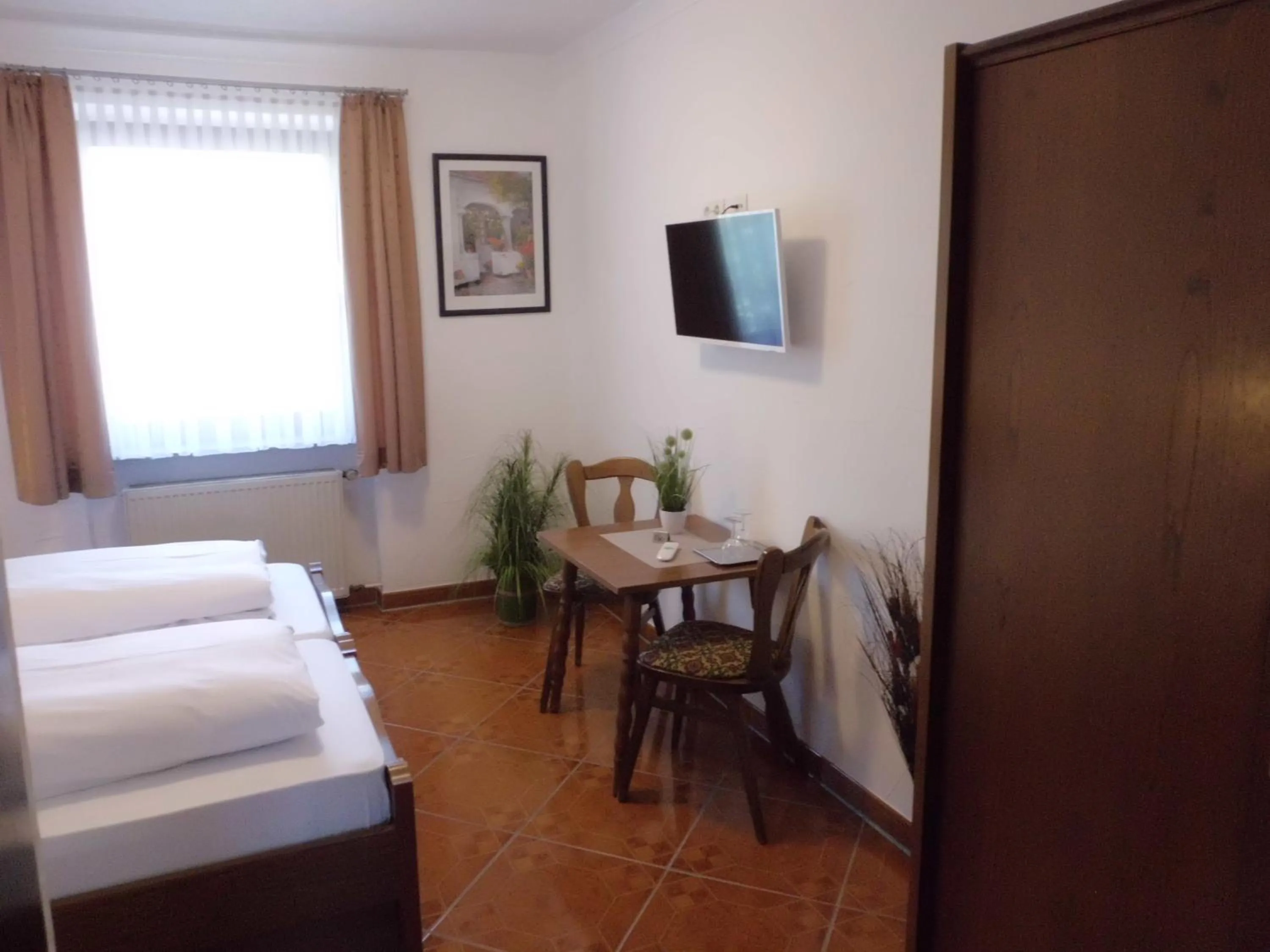 Photo of the whole room, Bed in Hotel Restaurant Zur Pfanne