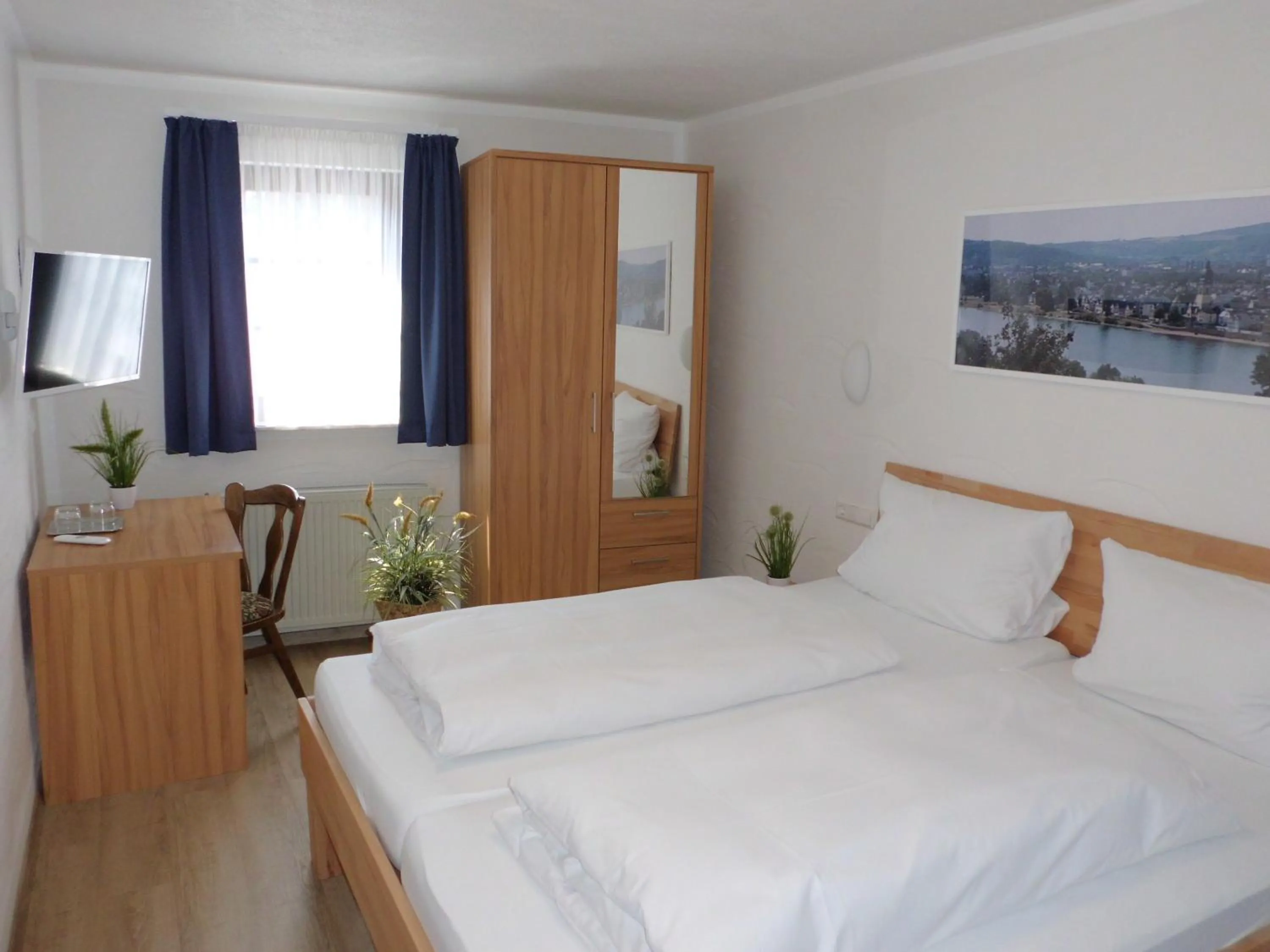 Photo of the whole room, Bed in Hotel Restaurant Zur Pfanne