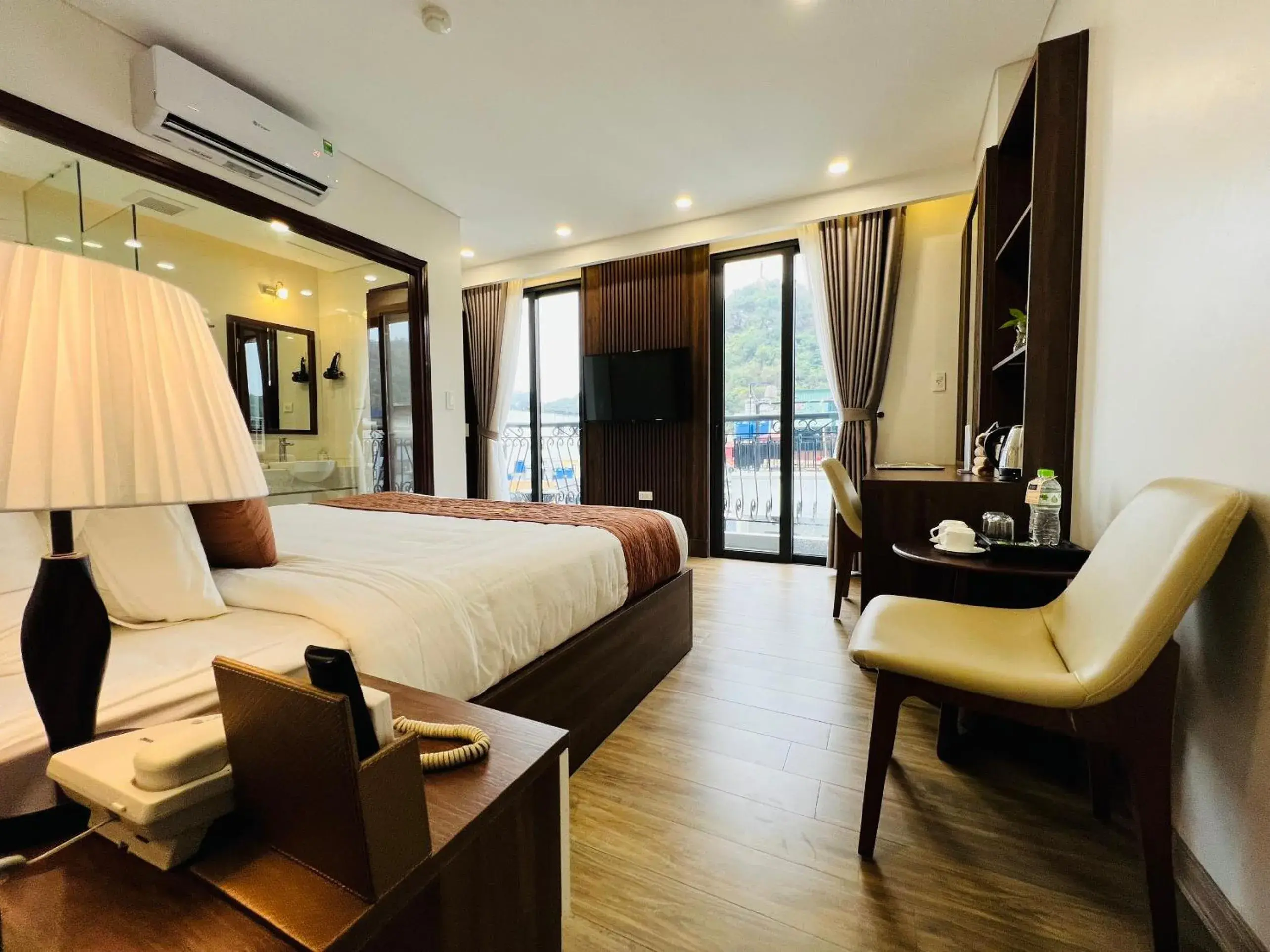 Deluxe Double Room with Balcony in Catba View Hotel Deluxe Double Room with Balcony in Catba View Hotel