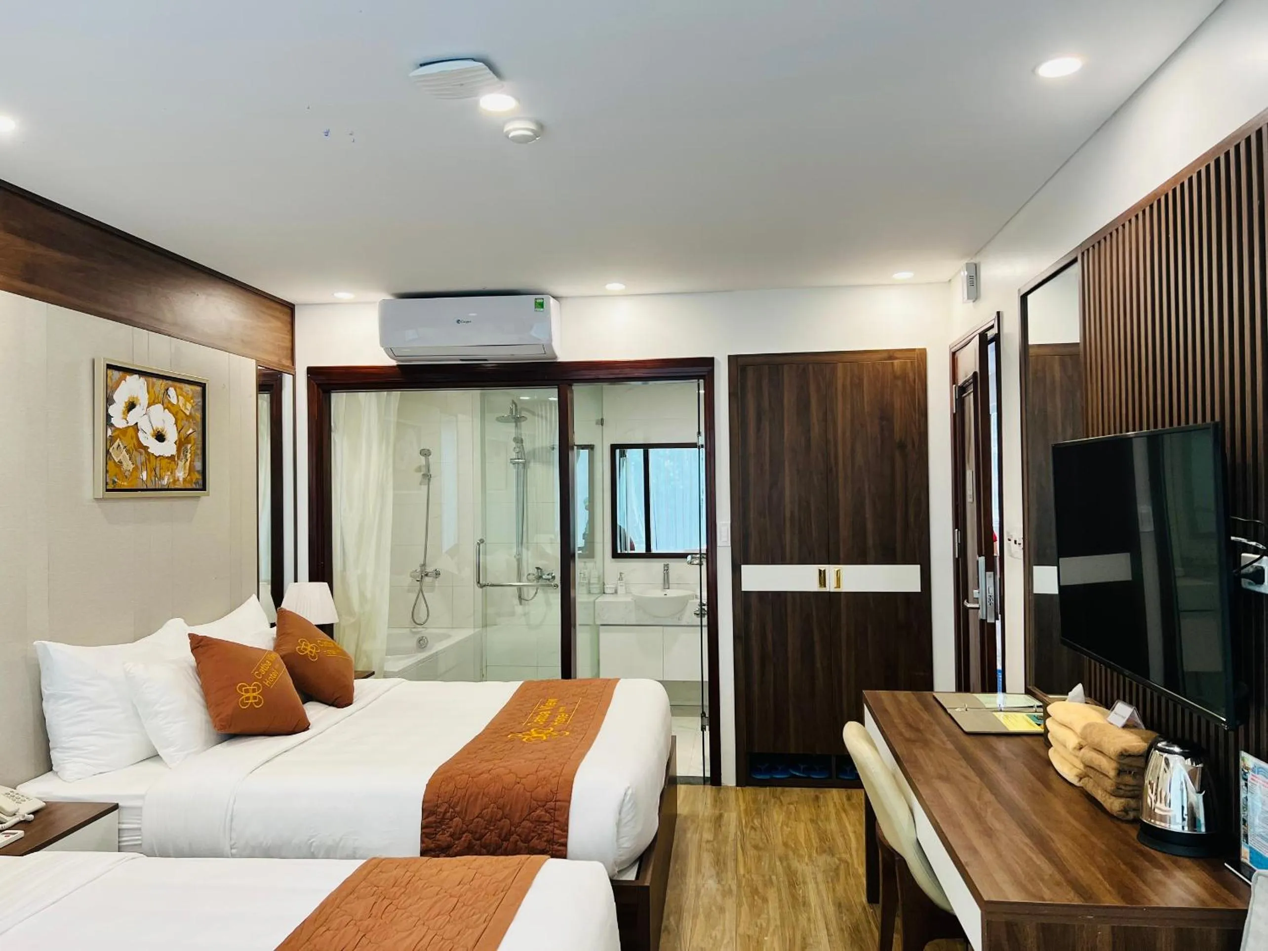 Photo of the whole room, Bed in Catba View Hotel