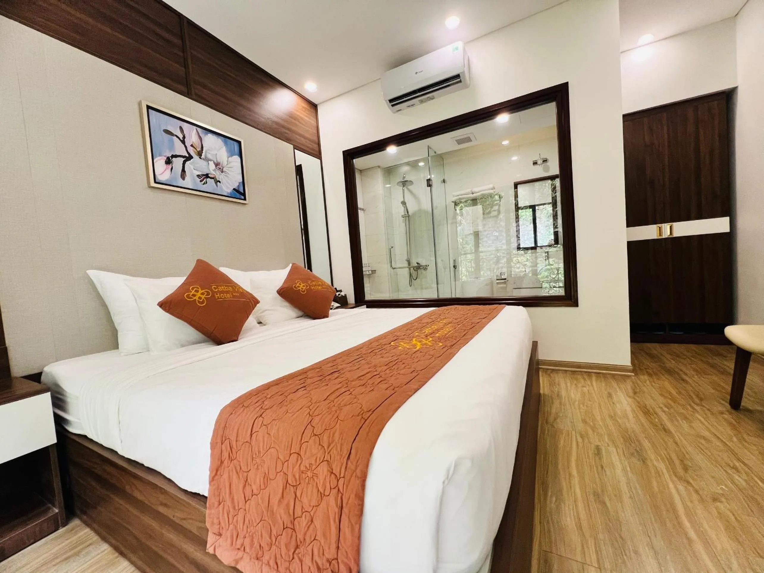 Photo of the whole room, Bed in Catba View Hotel