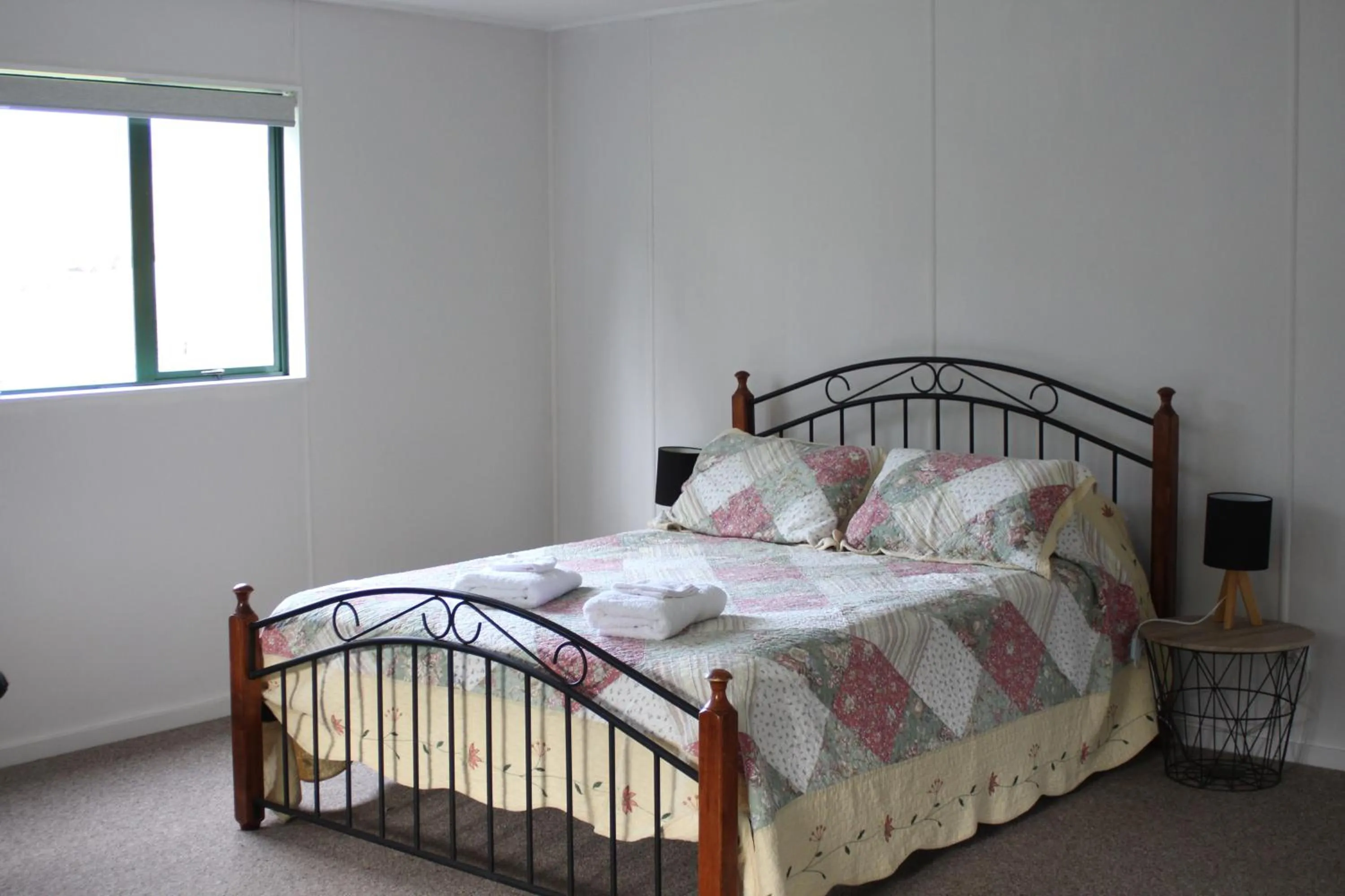 Bedroom, Bed in Aramatai Gardens