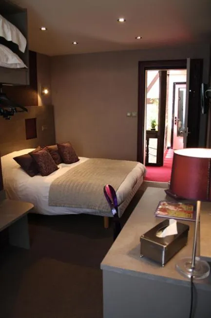 Photo of the whole room, Bed in O Prestige