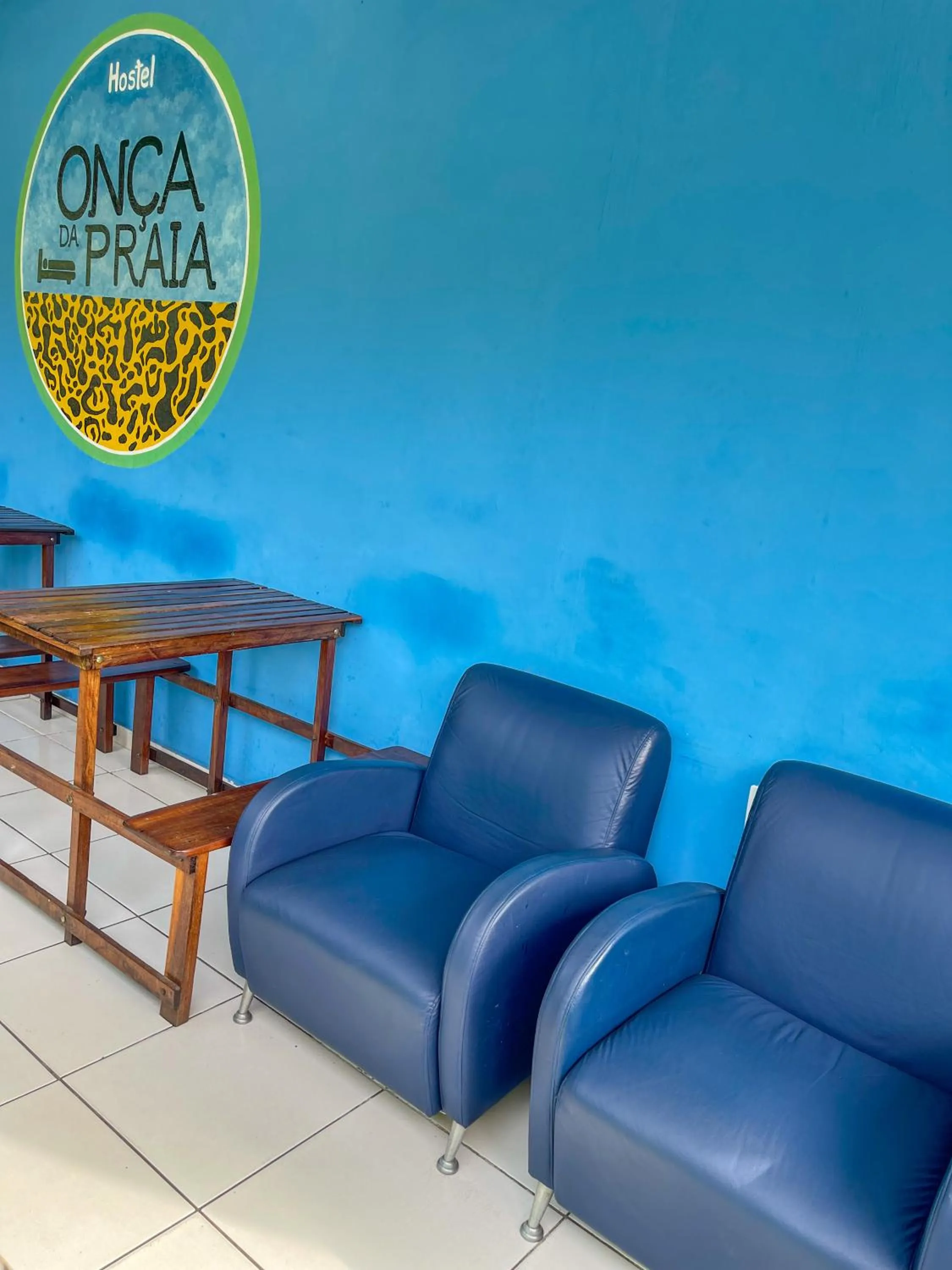 Seating area in Onça da Praia Hostel