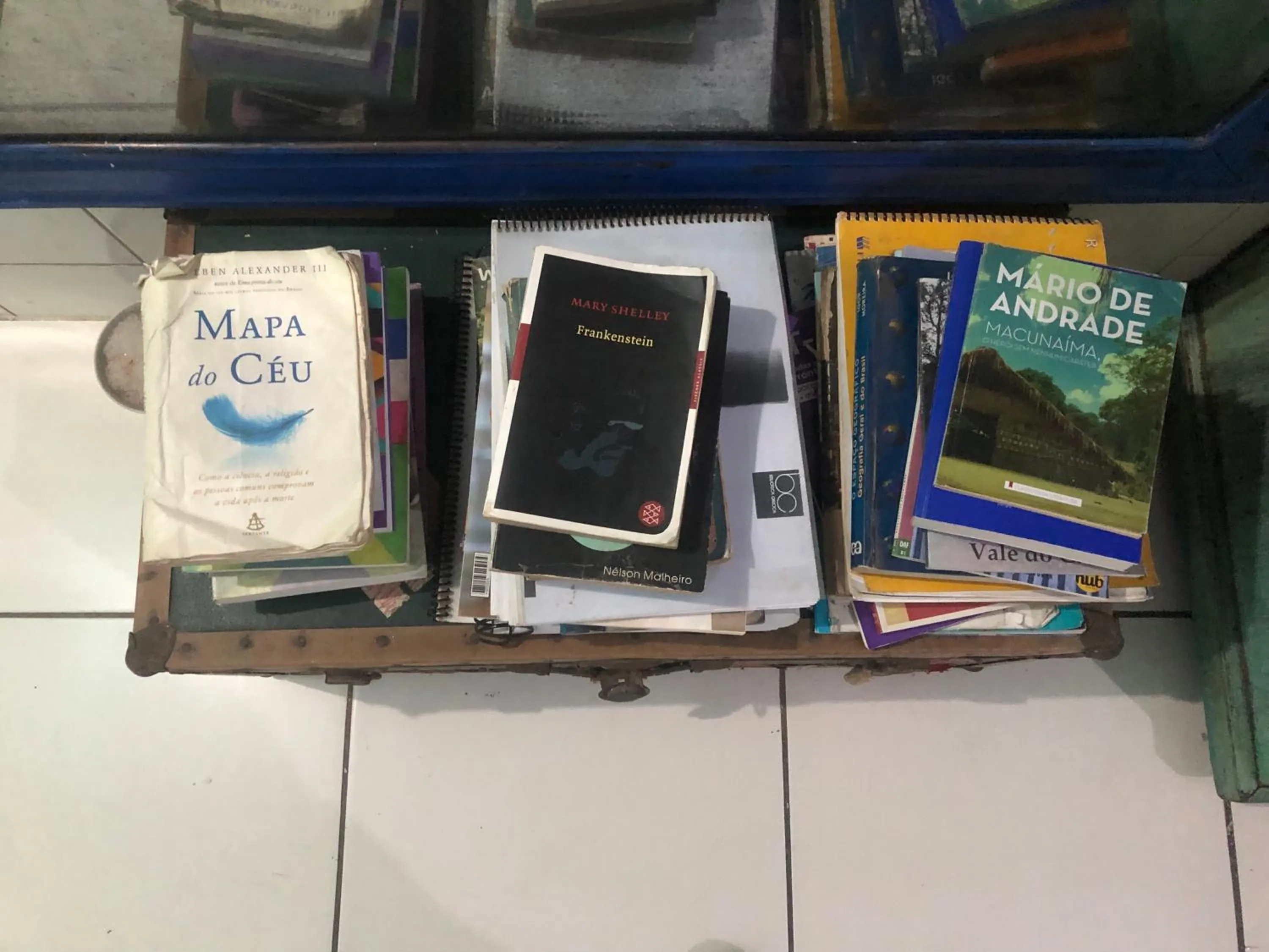 Communal lounge/ TV room in Onça da Praia Hostel