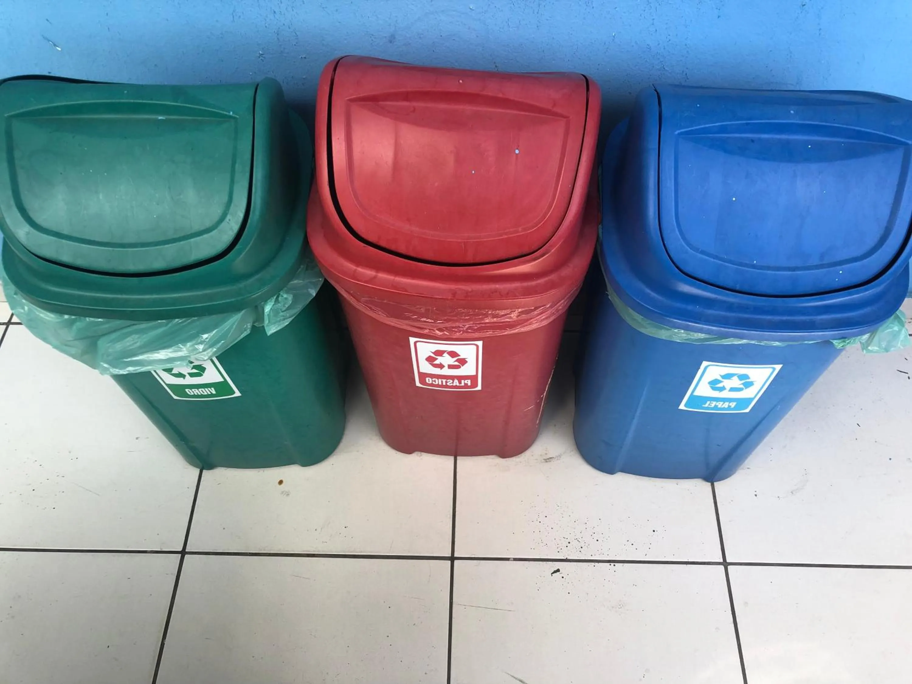 Communal kitchen in Onça da Praia Hostel