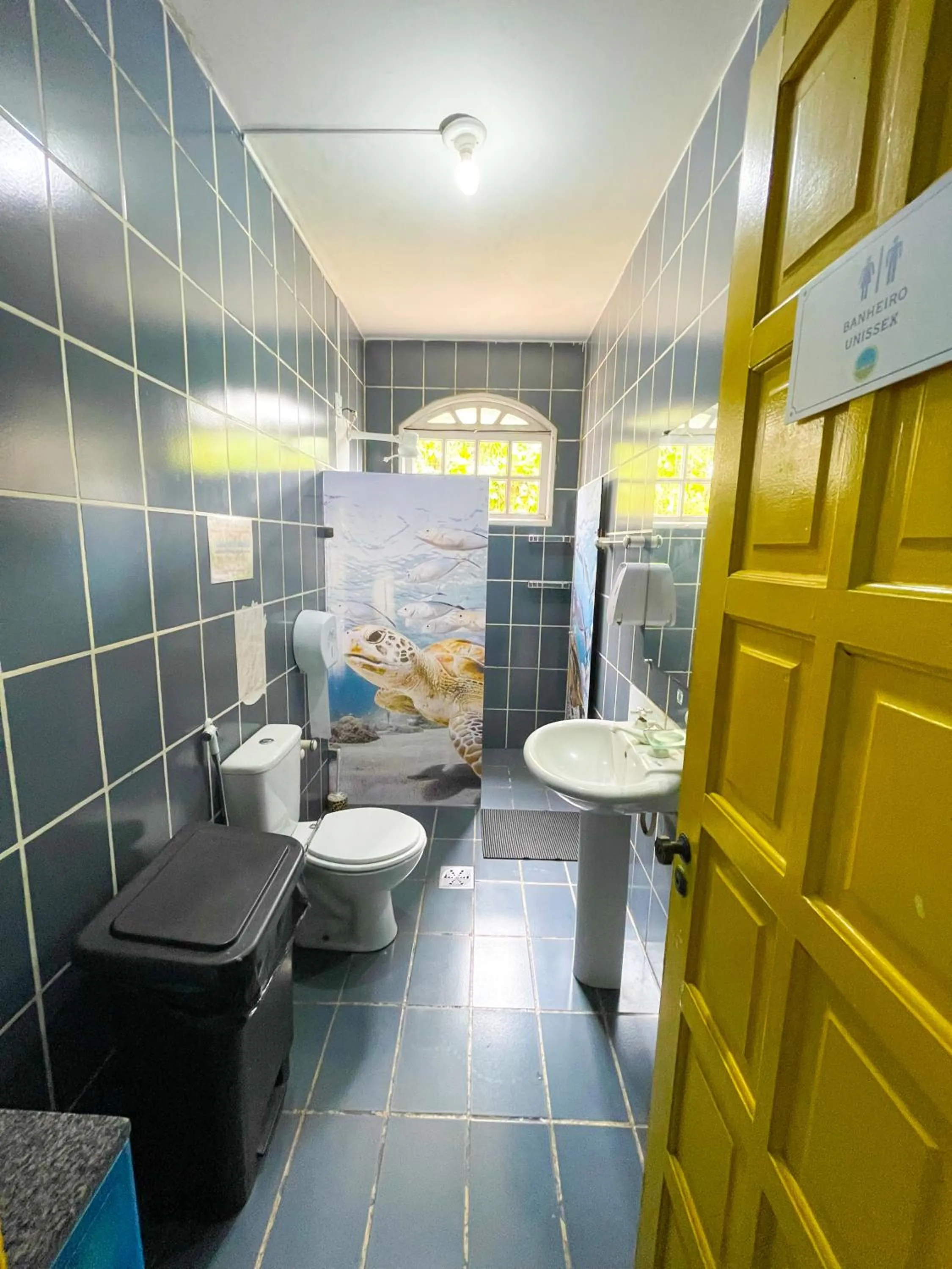 Toilet in Onça da Praia Hostel