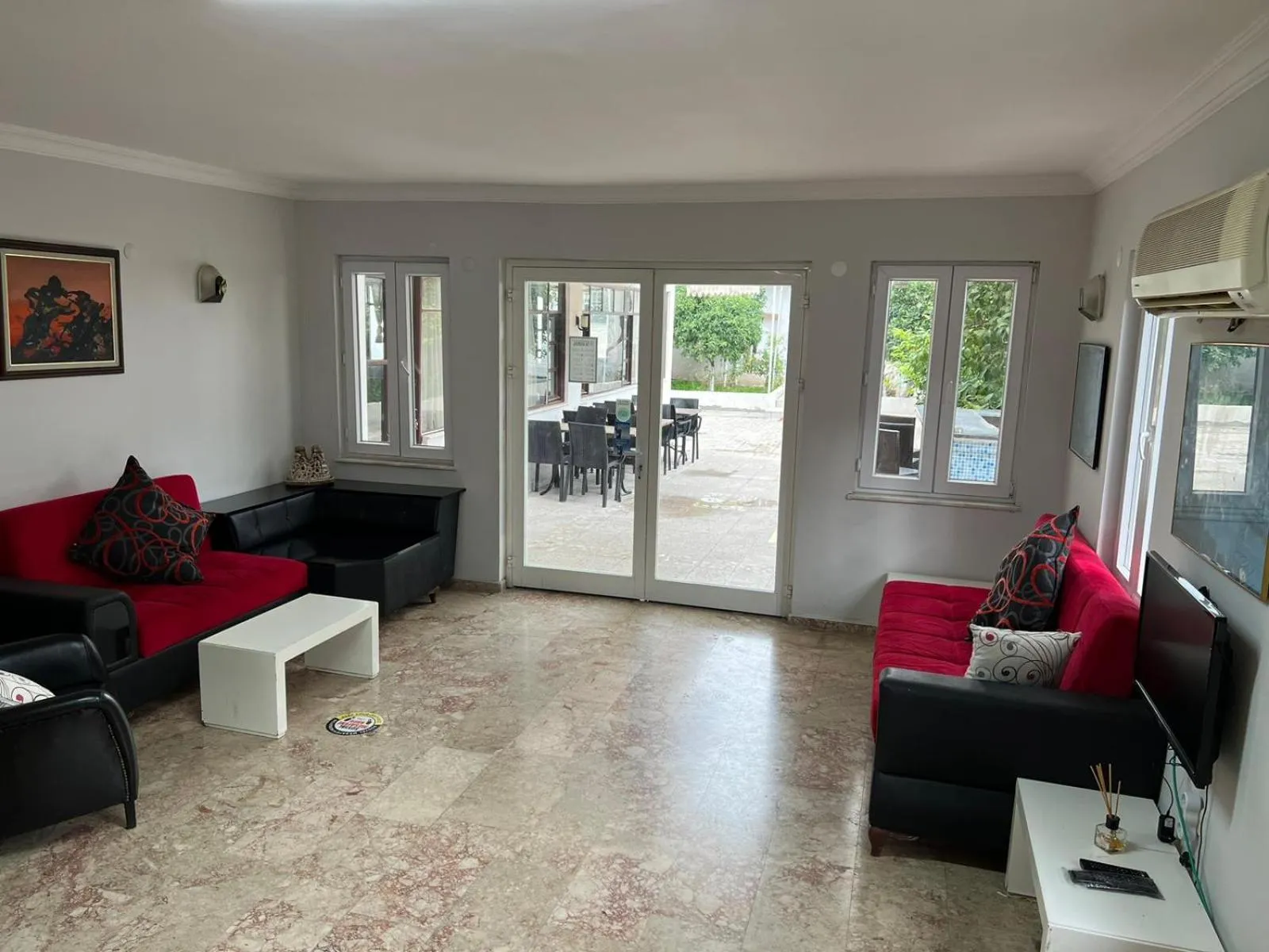 Communal lounge/ TV room in BELCAN Hotel