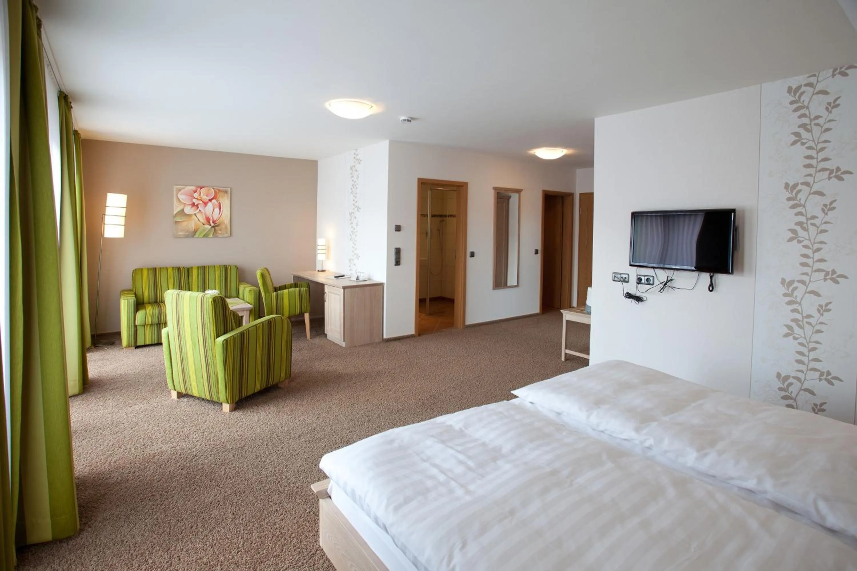 Photo of the whole room, Bed in Landhotel Teuteberg