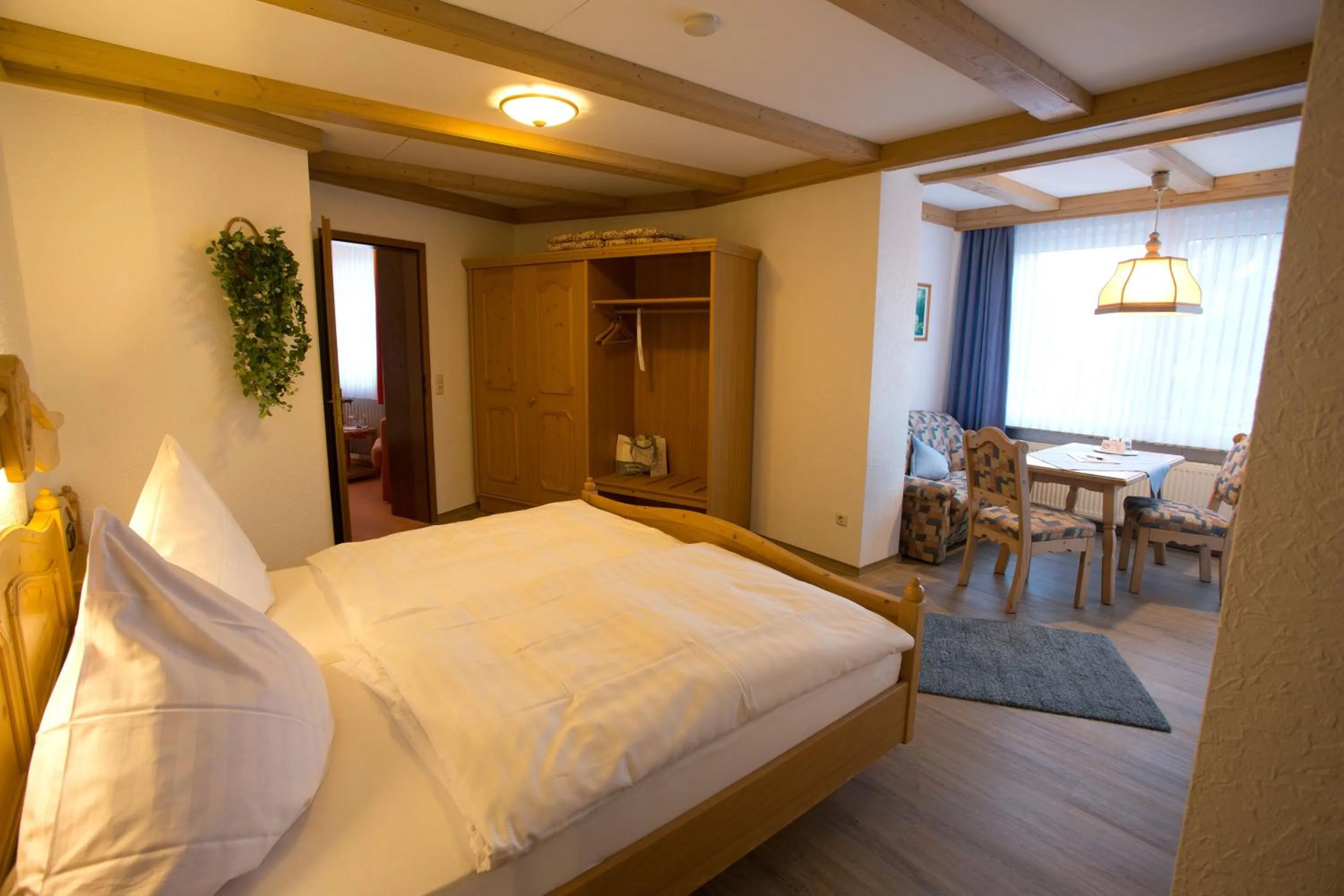 Photo of the whole room, Bed in Landhotel Teuteberg
