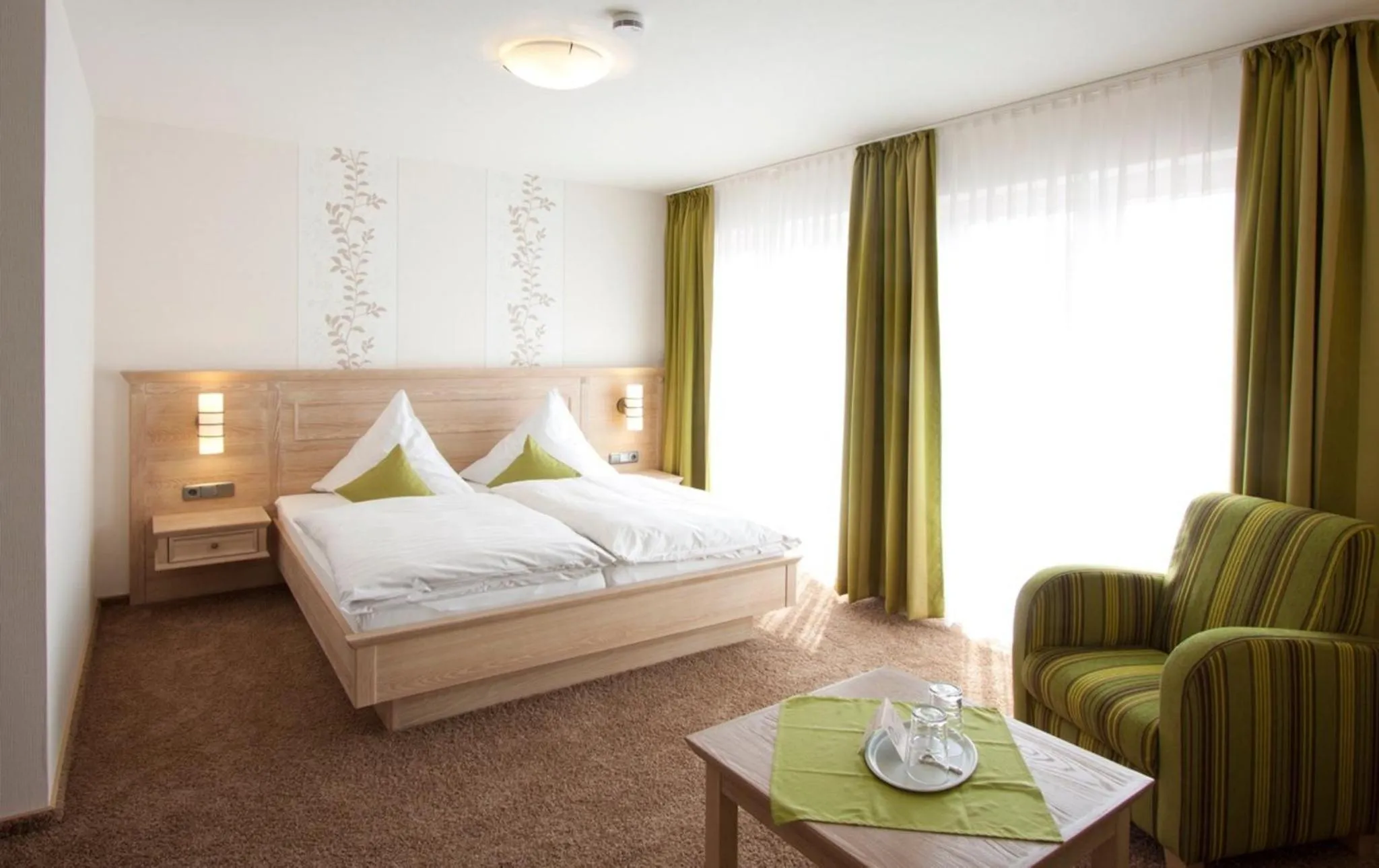 Photo of the whole room, Bed in Landhotel Teuteberg