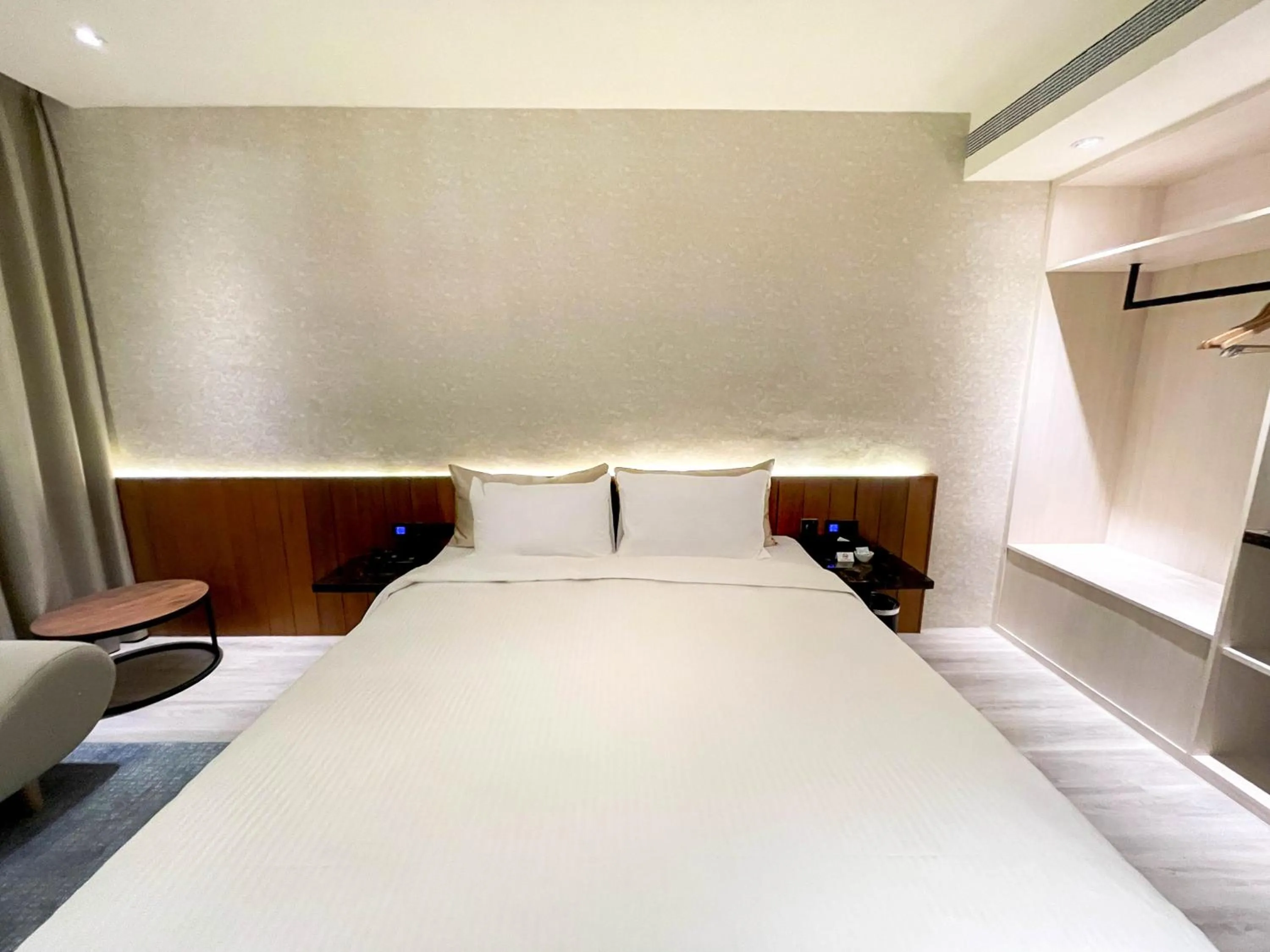 Bed in Fifth Avenue Motel