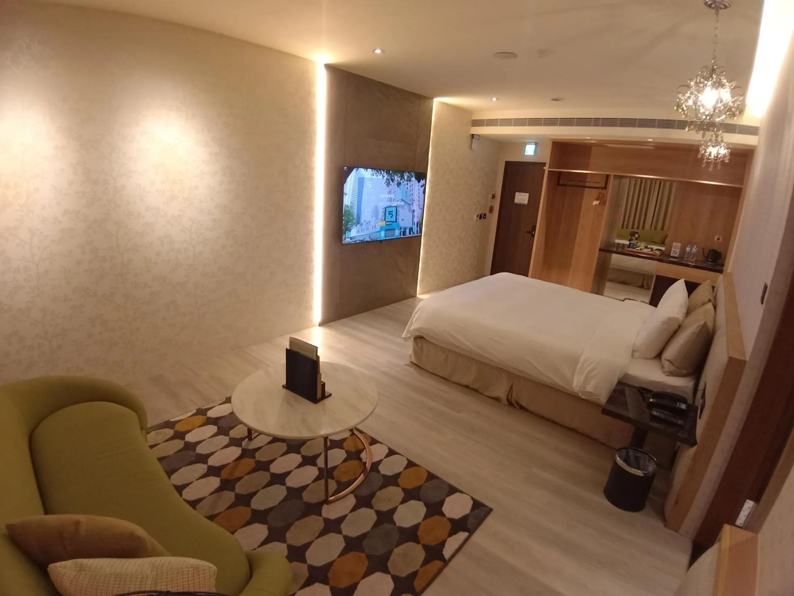 Bed in Fifth Avenue Motel