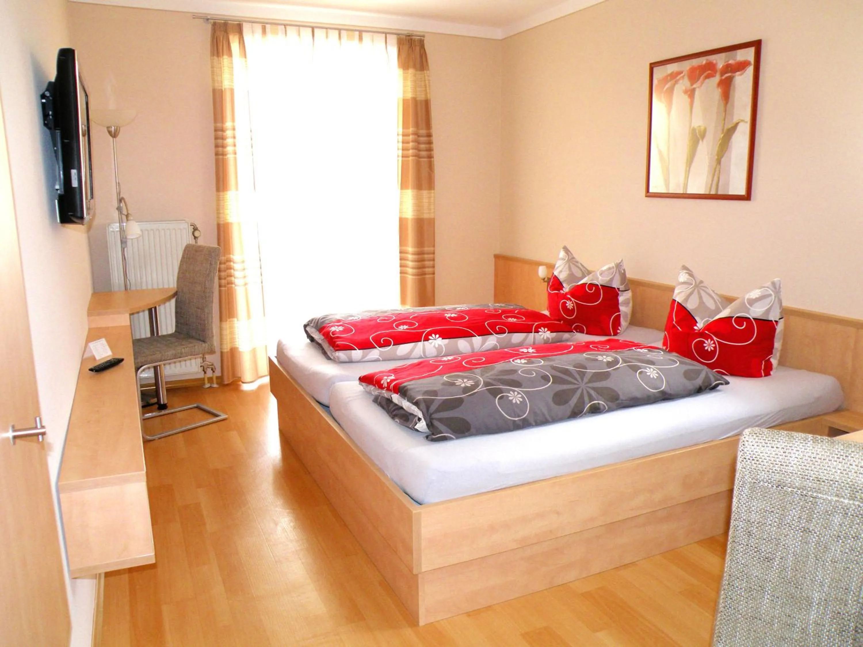 Photo of the whole room, Bed in Zum Schwarzen Bären