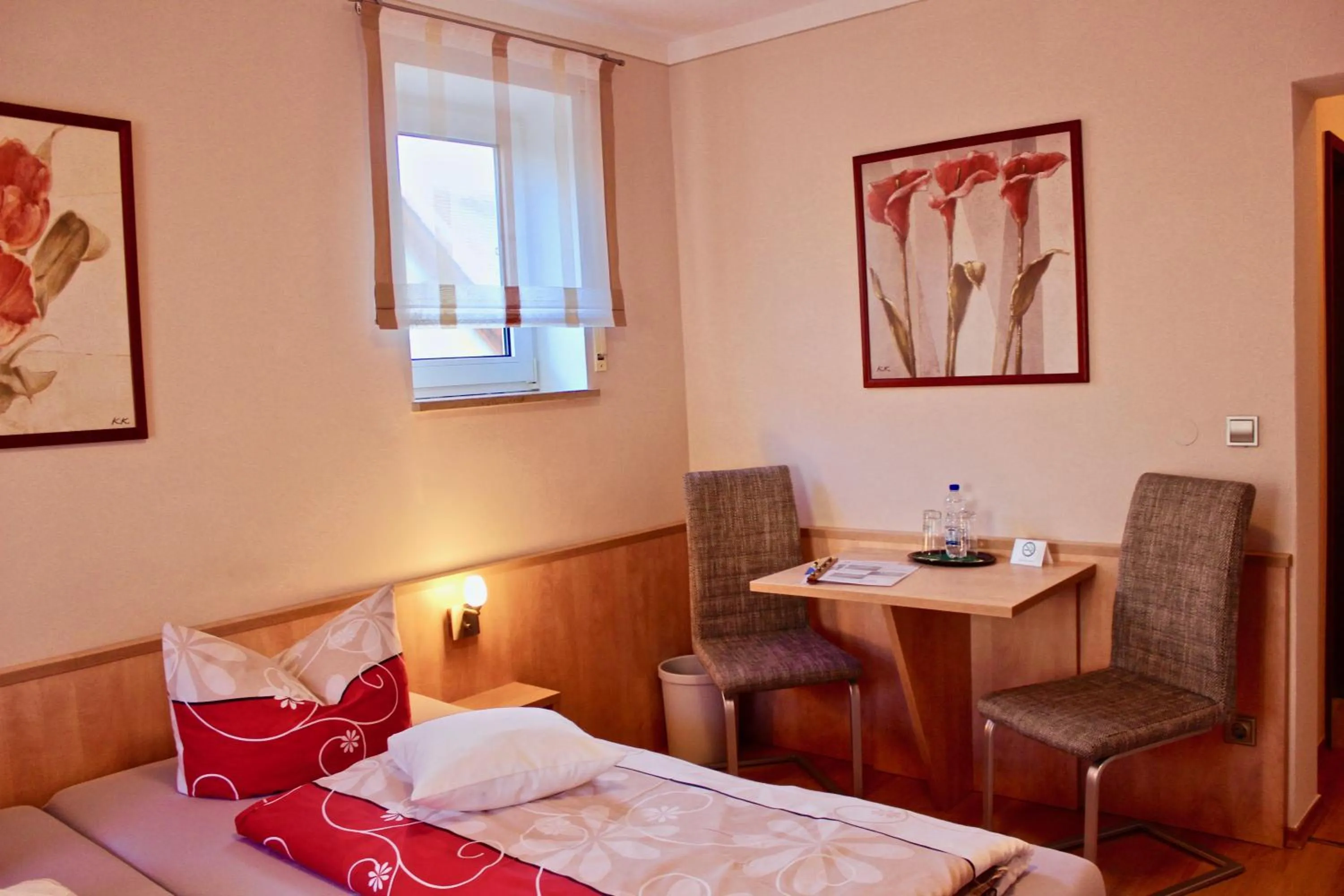 Photo of the whole room, Bed in Zum Schwarzen Bären