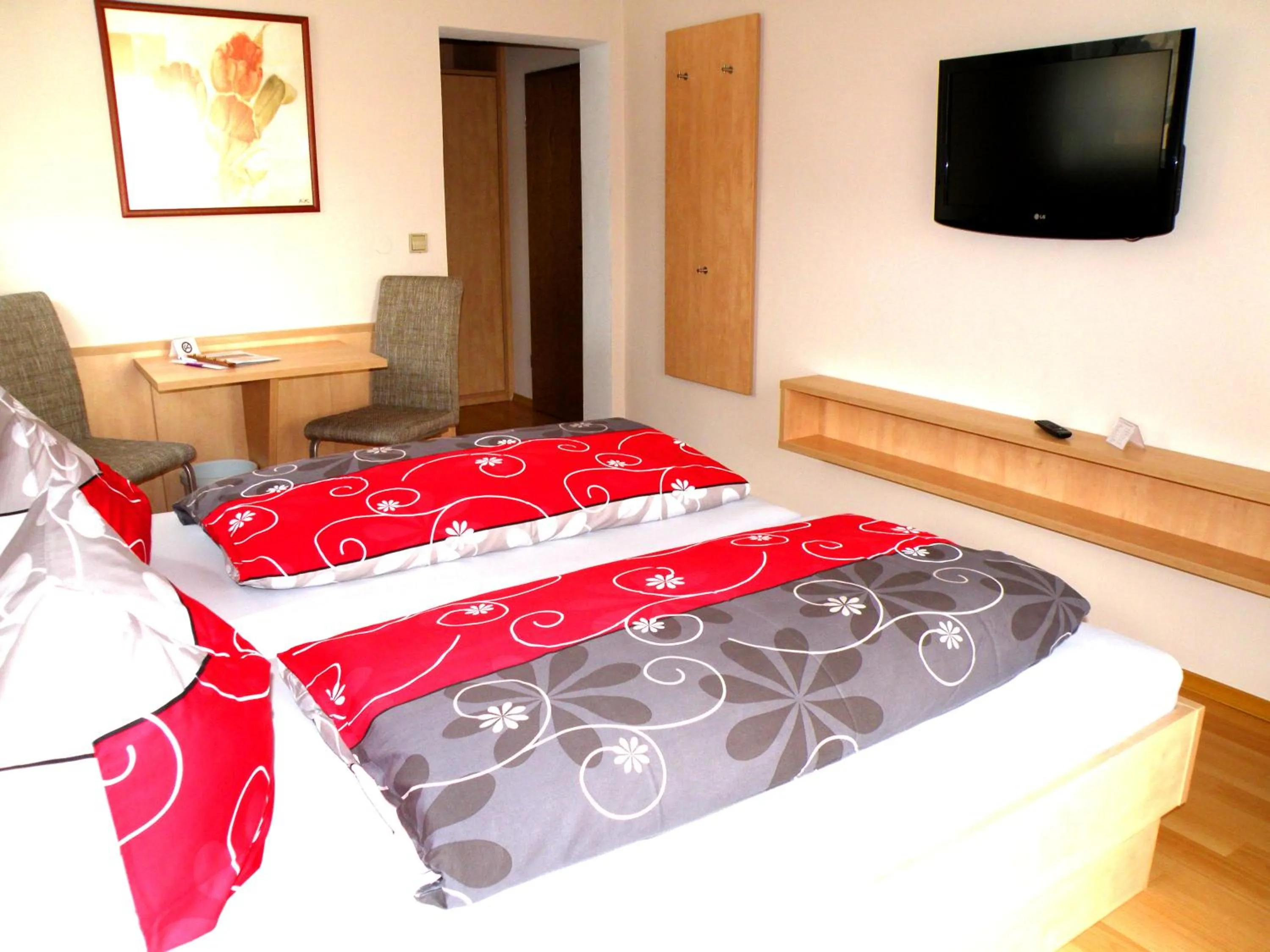 Photo of the whole room, Bed in Zum Schwarzen Bären