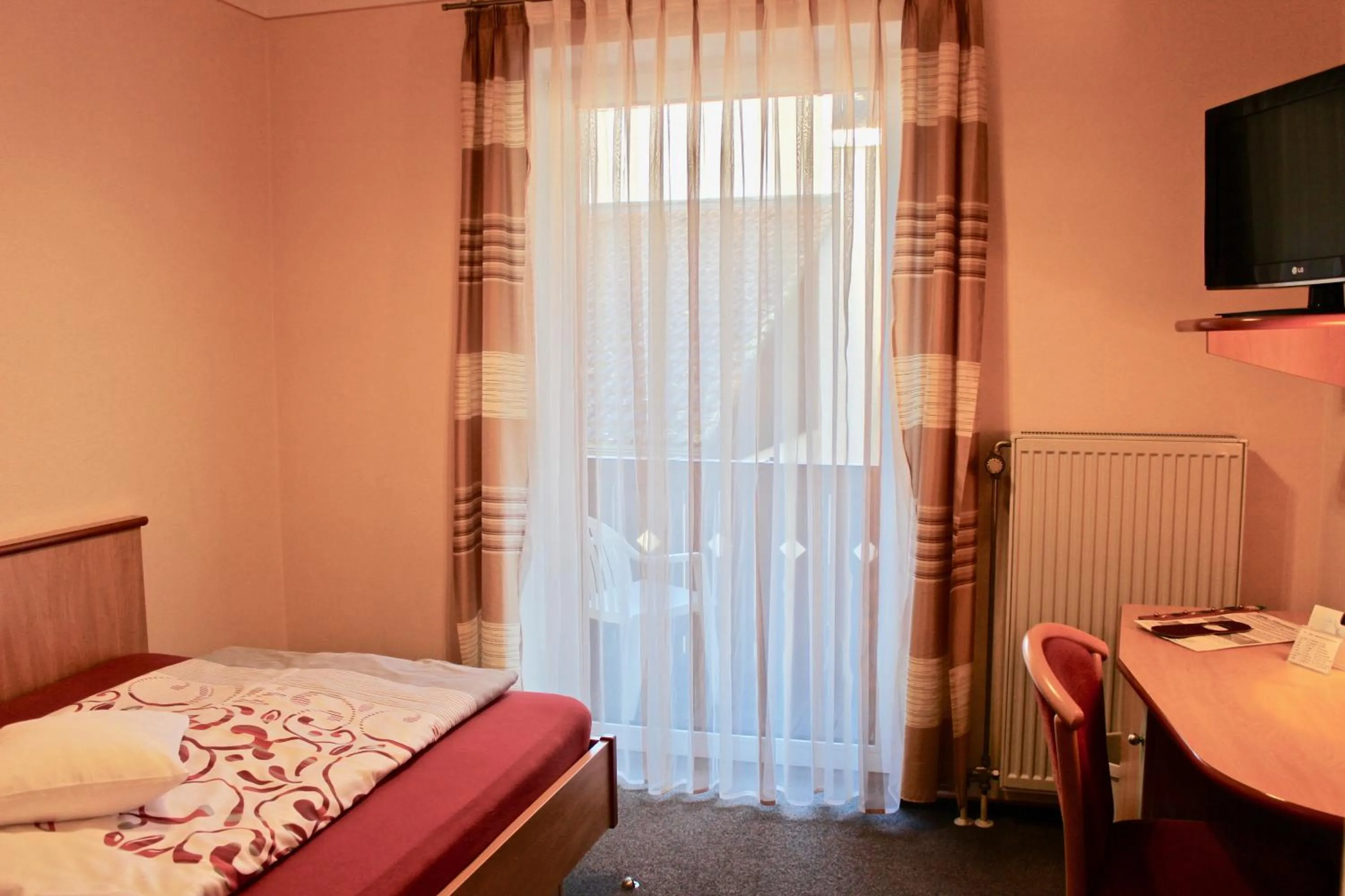 Photo of the whole room, Bed in Zum Schwarzen Bären