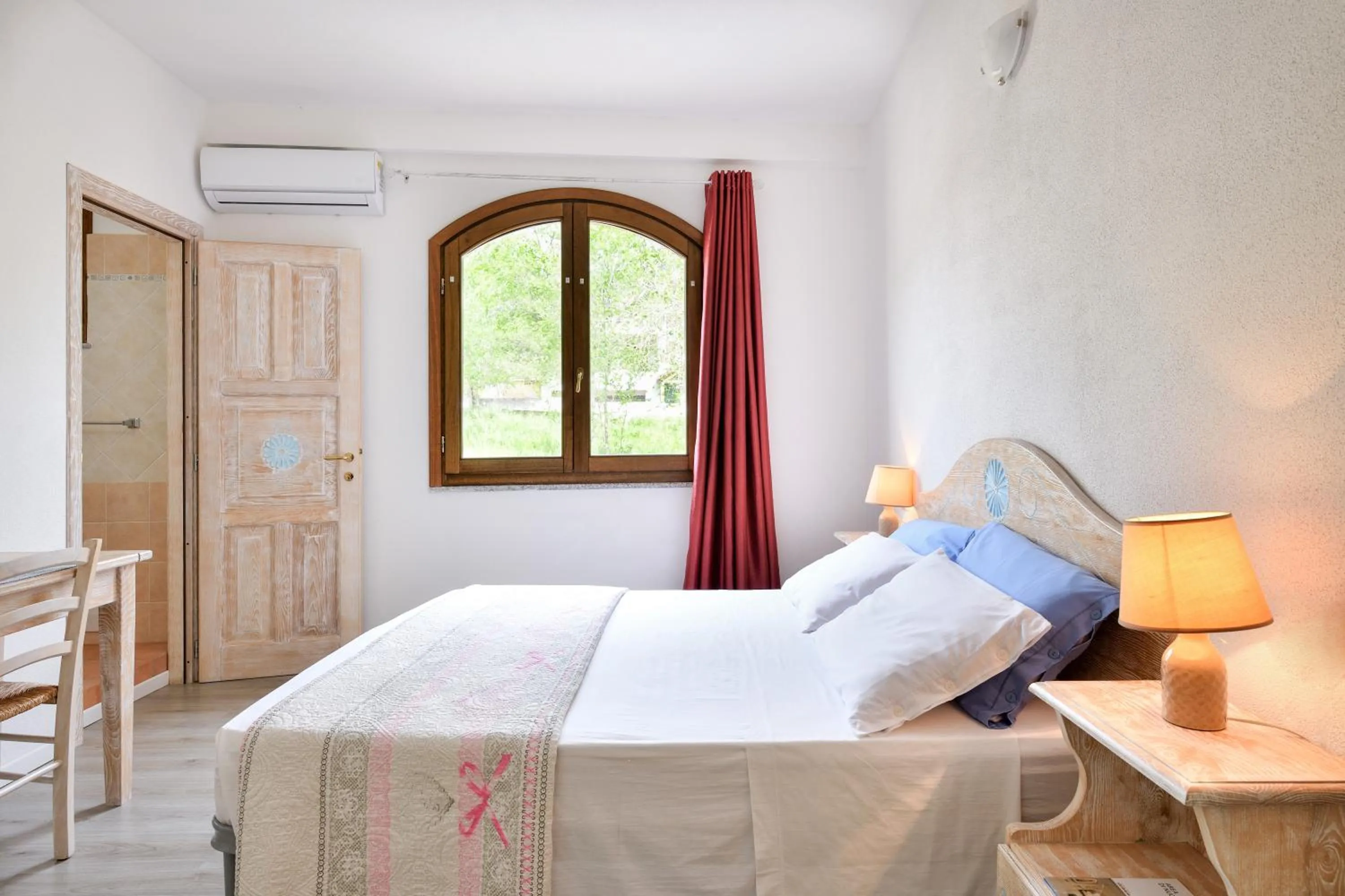 Living room, Bed in Appartamento Sa Pintadera