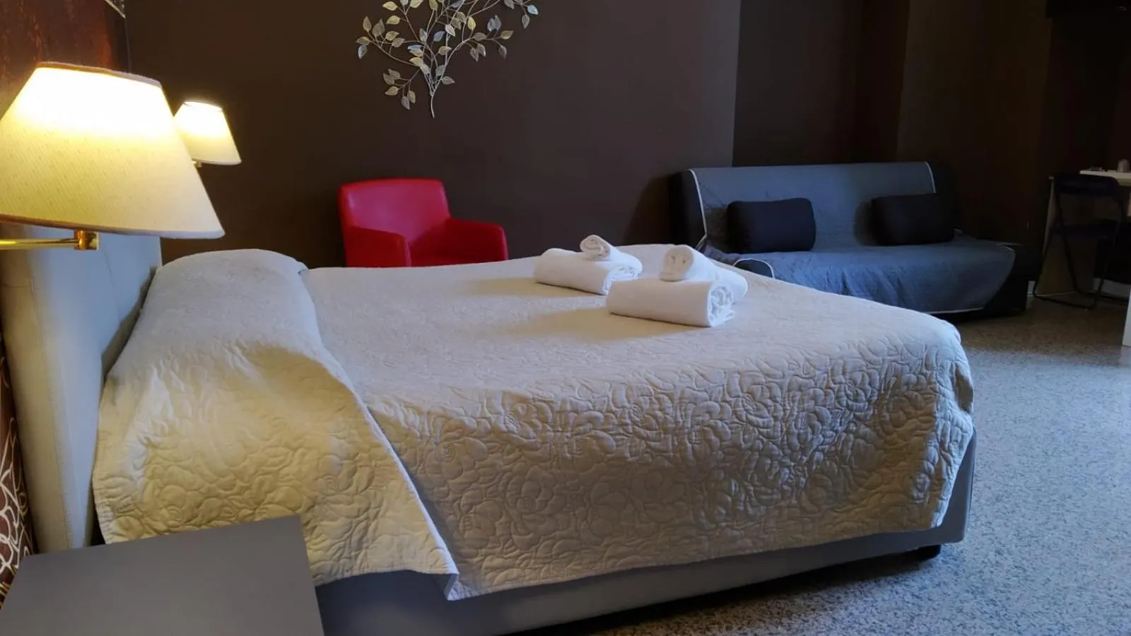 Bed in CconfortHotels Central Rooms