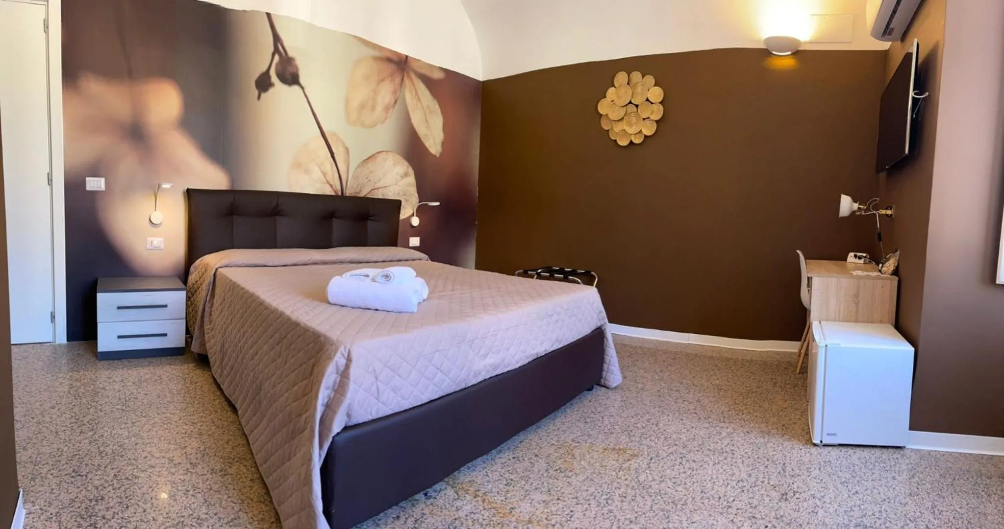 Decorative detail, Bed in CconfortHotels Central Rooms