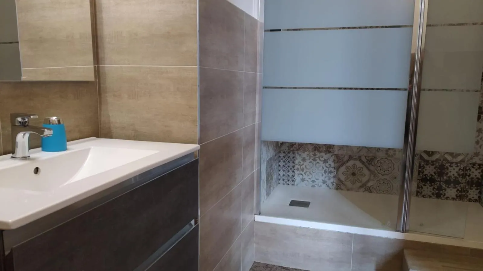 Shower in CconfortHotels Central Rooms