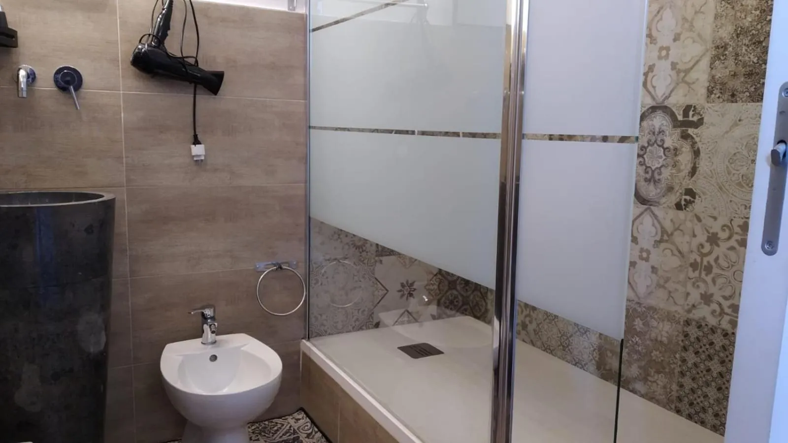 Shower in CconfortHotels Central Rooms