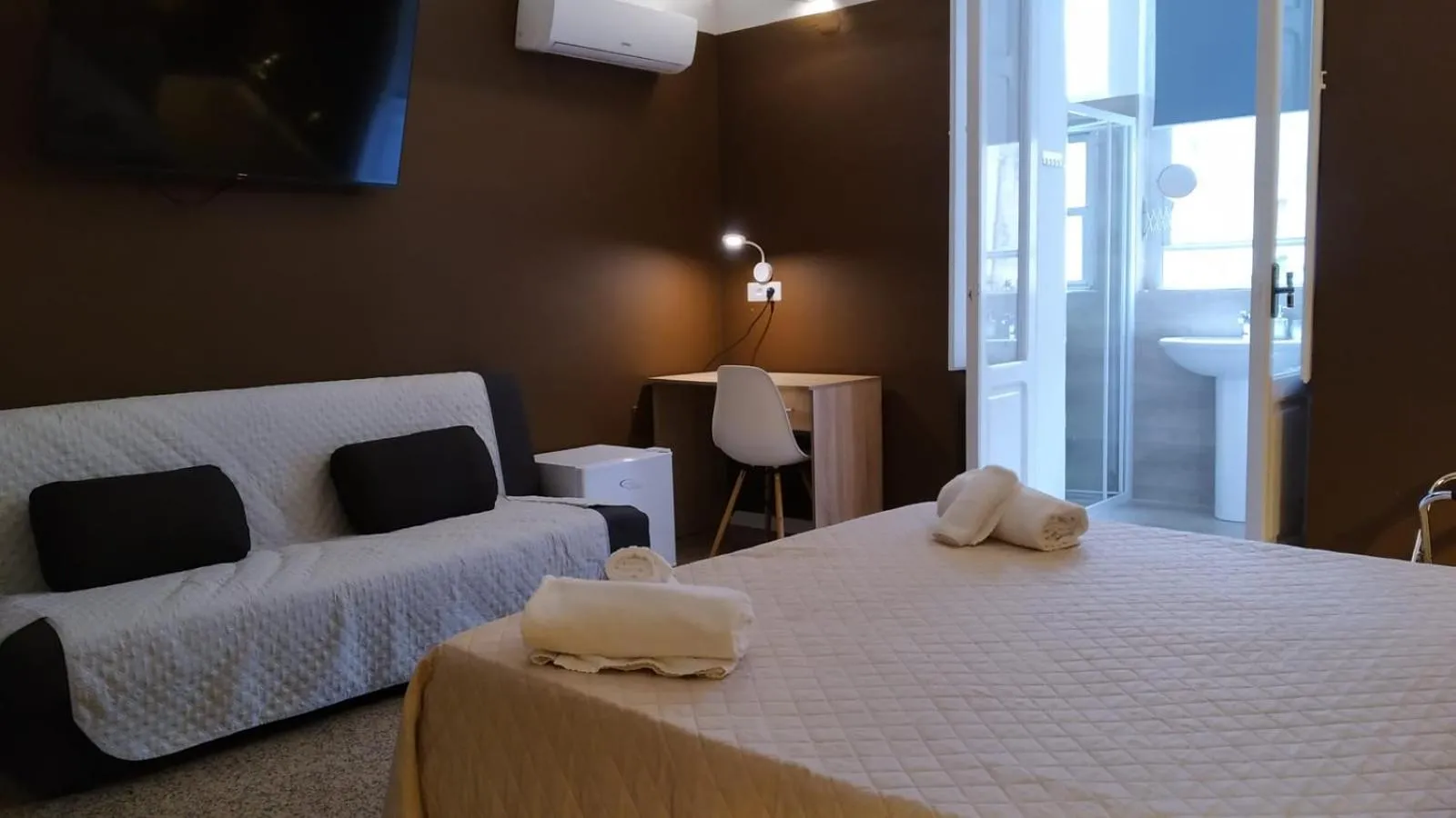 Bed in CconfortHotels Central Rooms