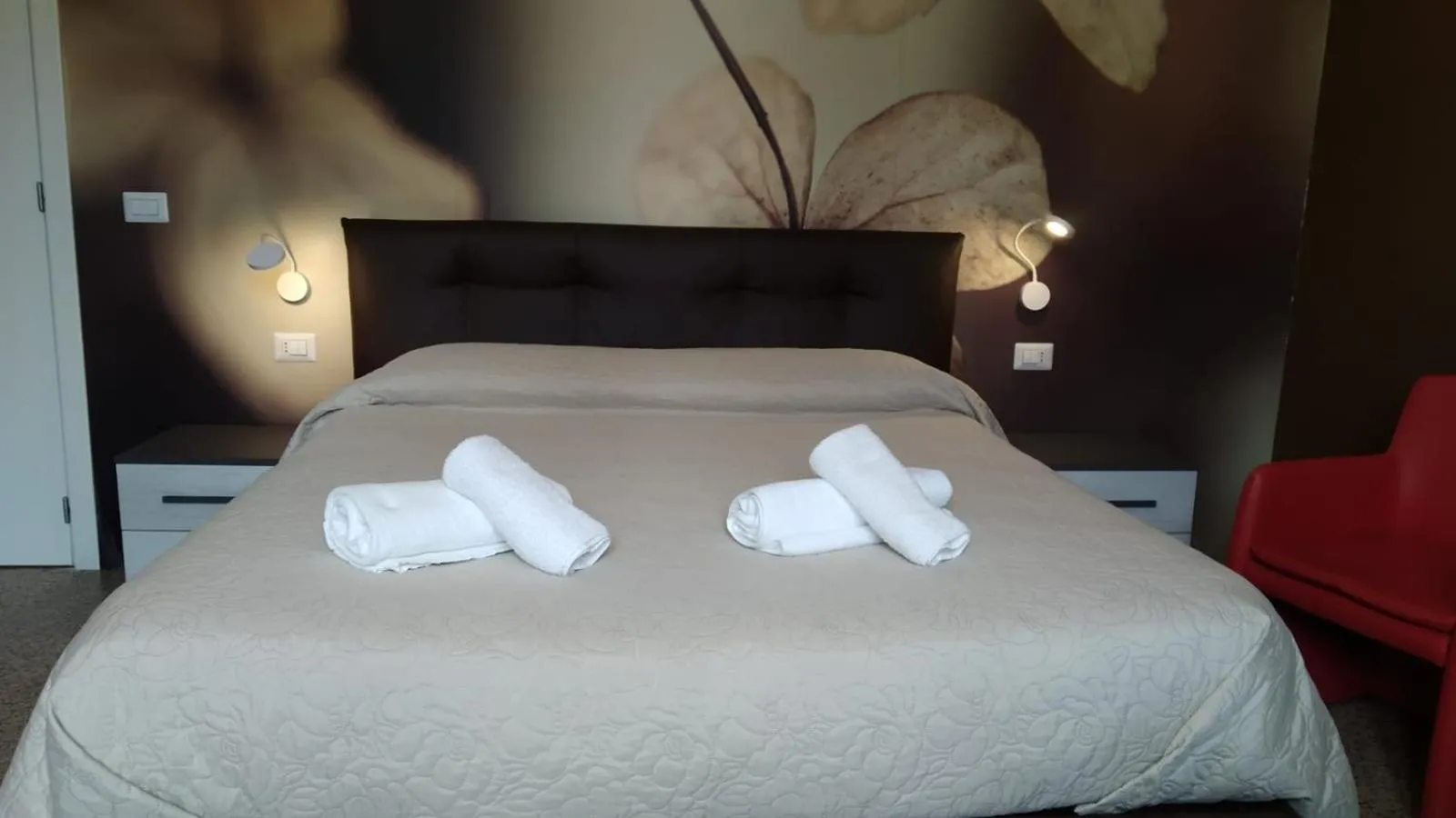 Bed in CconfortHotels Central Rooms