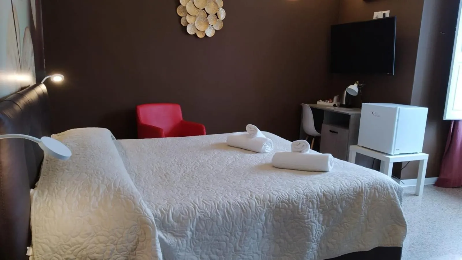 Bed in CconfortHotels Central Rooms