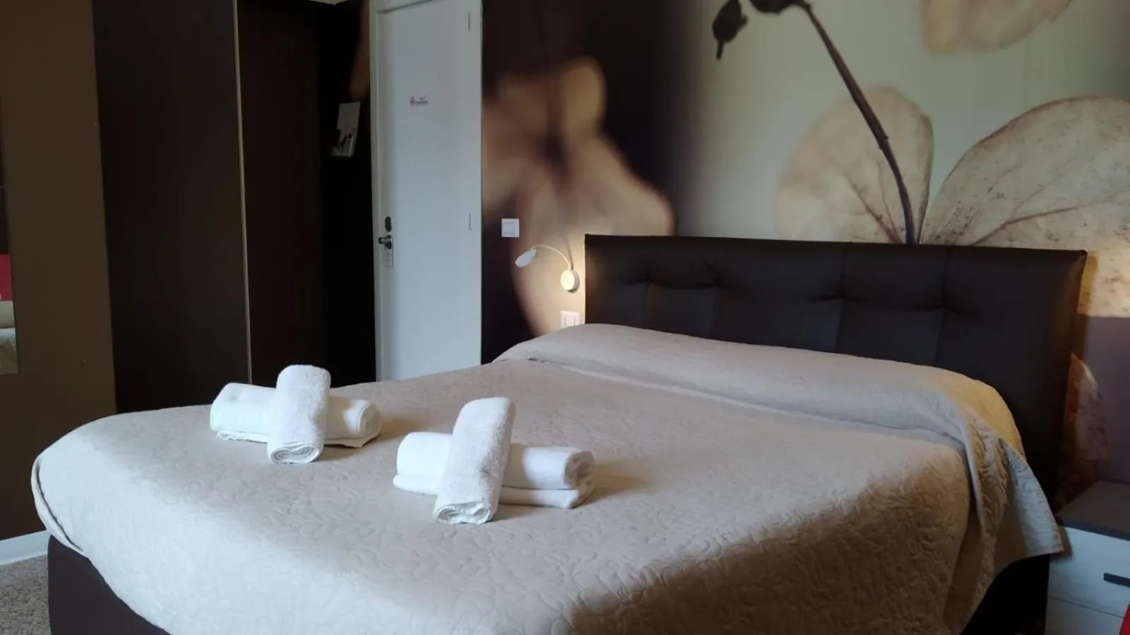 Bed in CconfortHotels Central Rooms