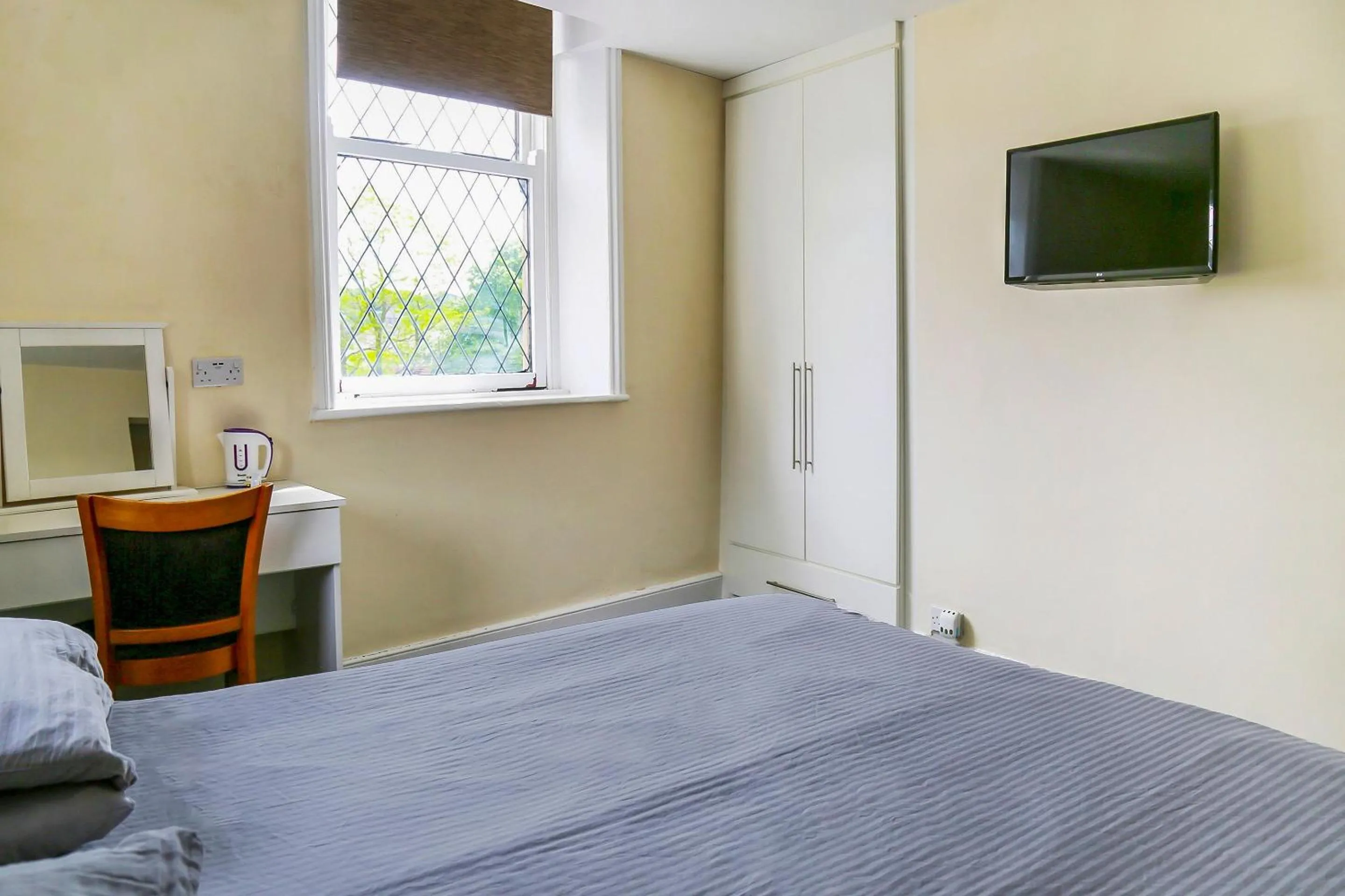 Bedroom, Bed in OYO Castle Hotel, Accrington