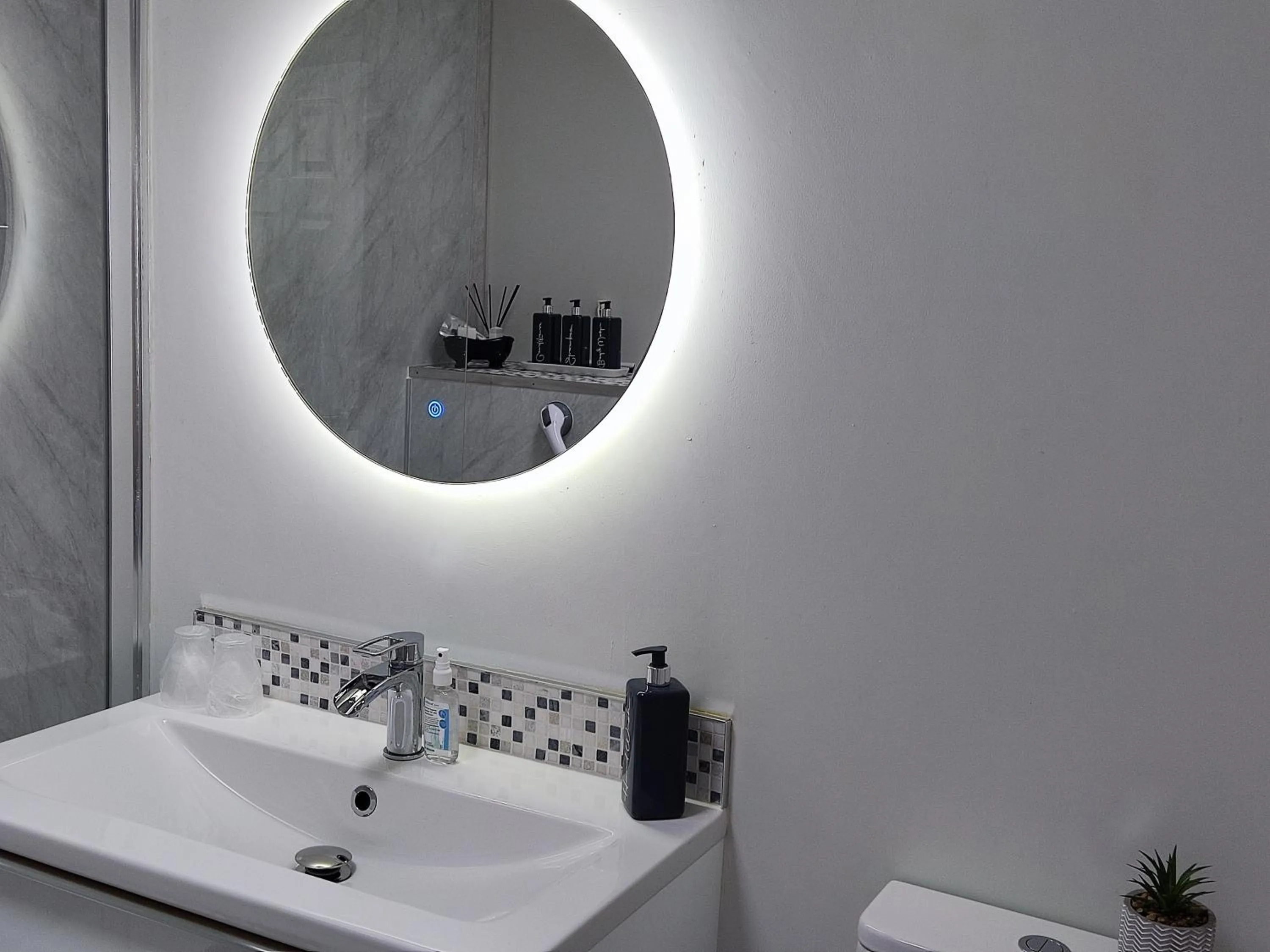 Bathroom in Self-Contained Holiday Accommodation in the Heart of Easingwold with Parking