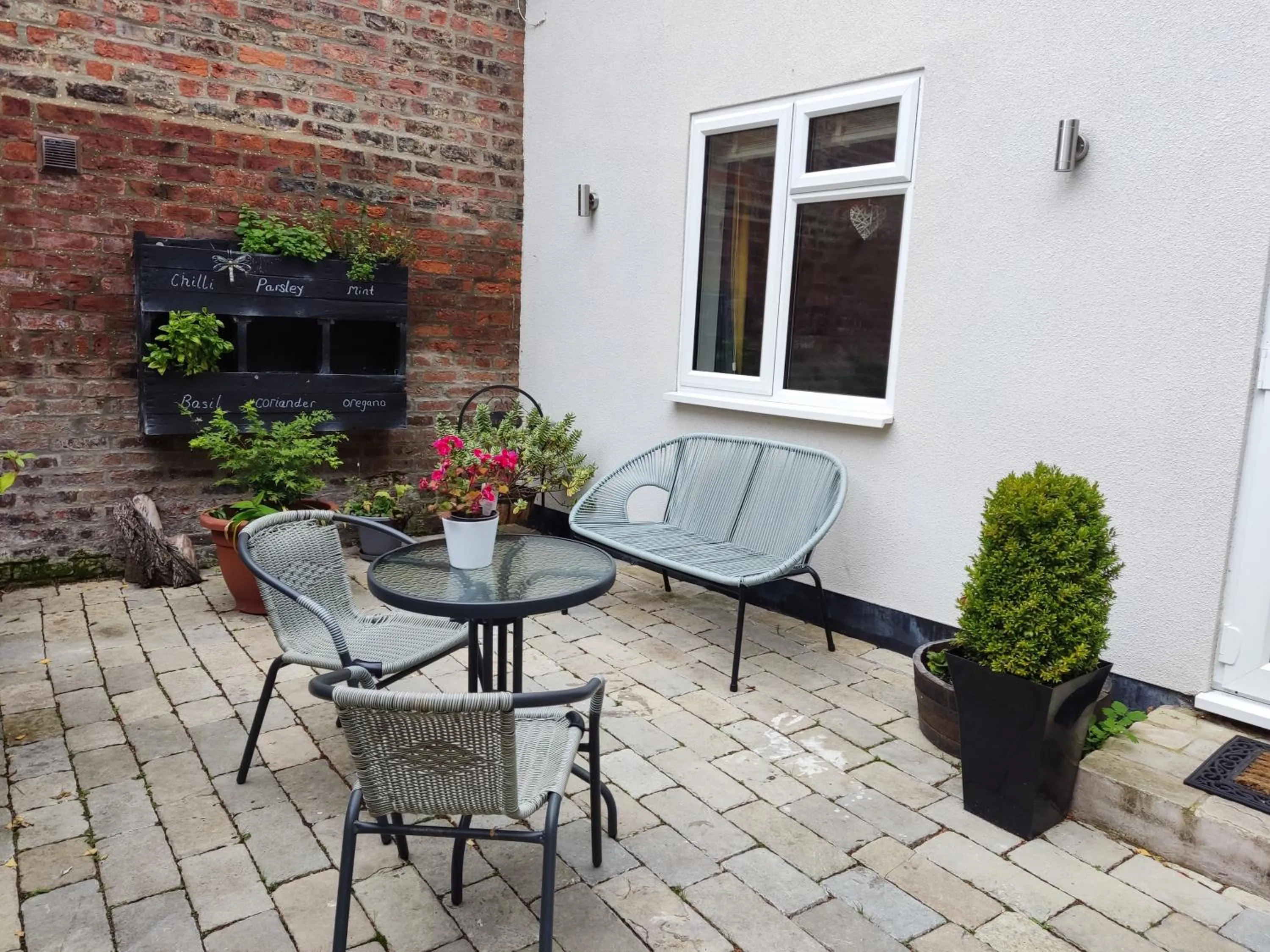 Property building in Self-Contained Holiday Accommodation in the Heart of Easingwold with Parking