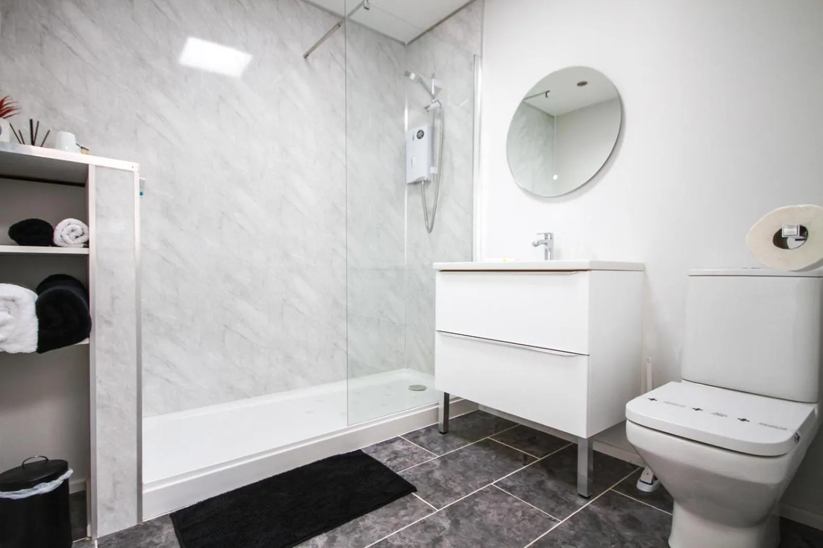 Shower in Self-Contained Holiday Accommodation in the Heart of Easingwold with Parking