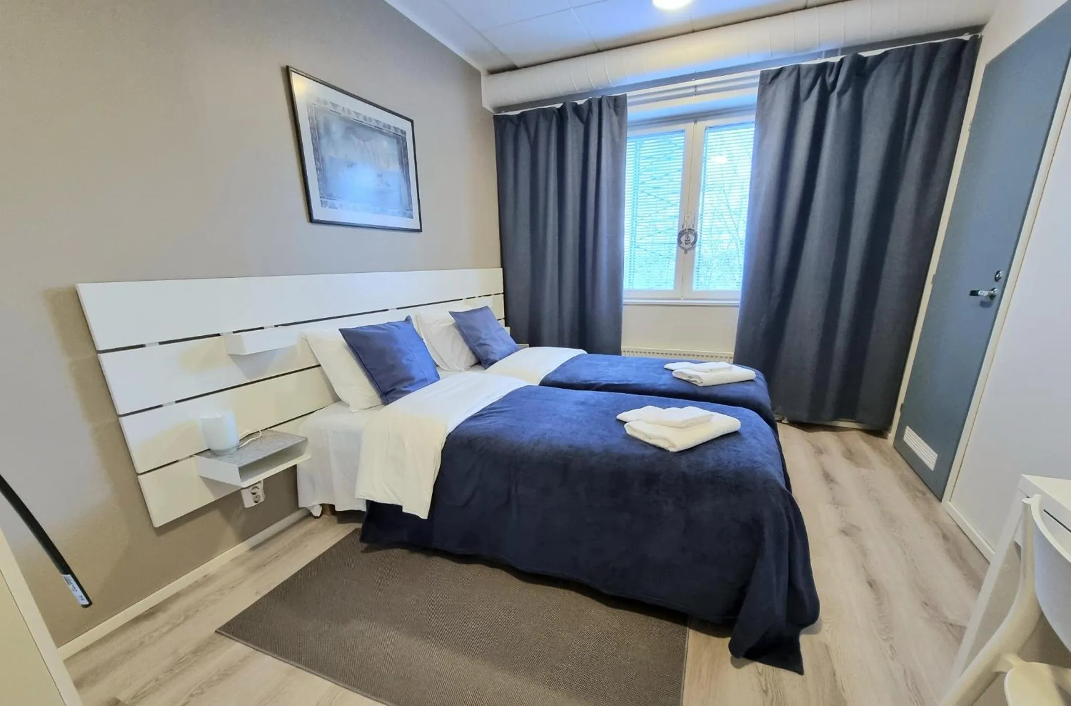 Photo of the whole room, Bed in Vanha-Merivartioasema